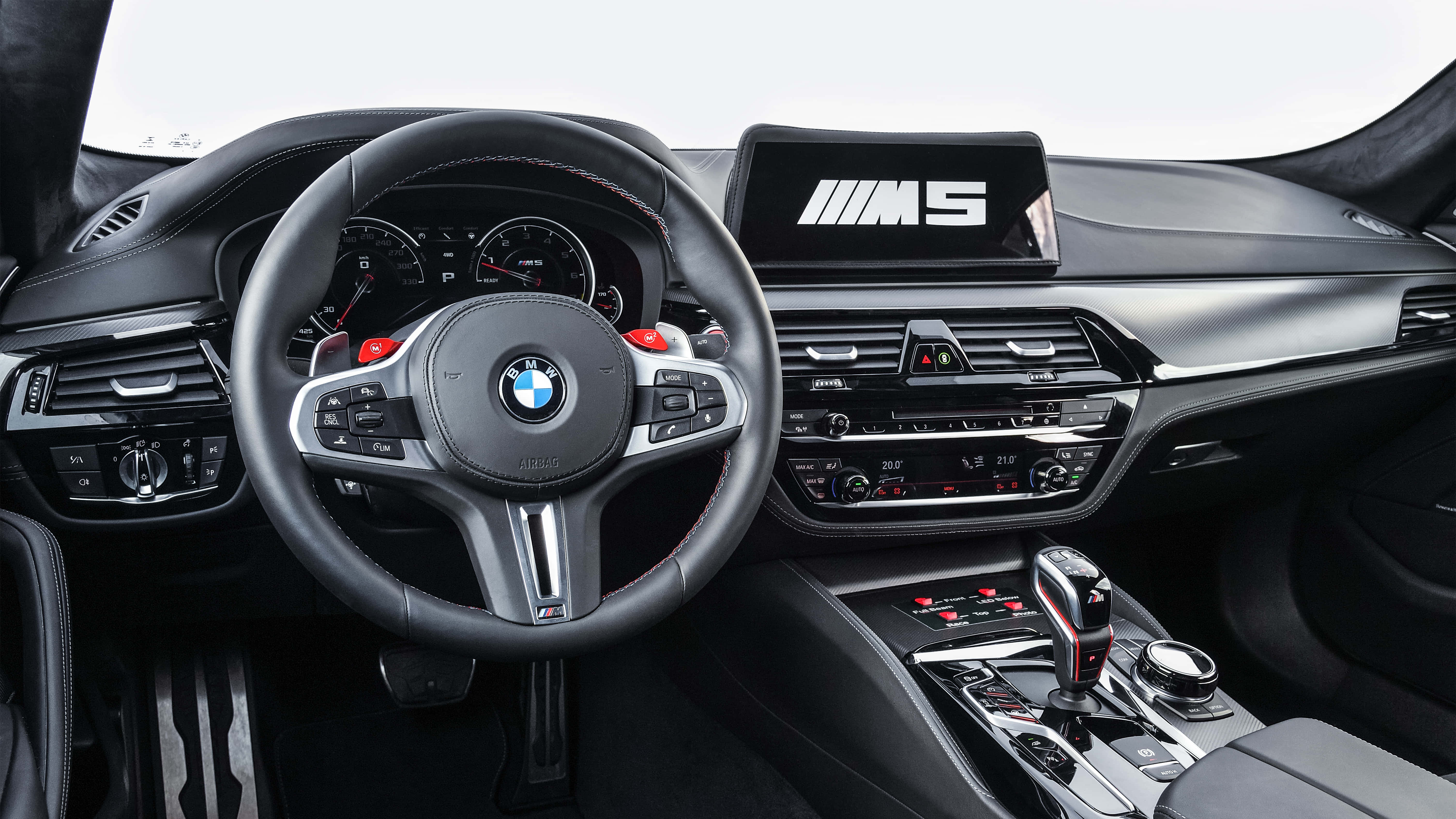 桌布 壁紙 — 豪華BMW M5內飾，黑色皮革方向盤，紅色點綴和數位顯示屏。