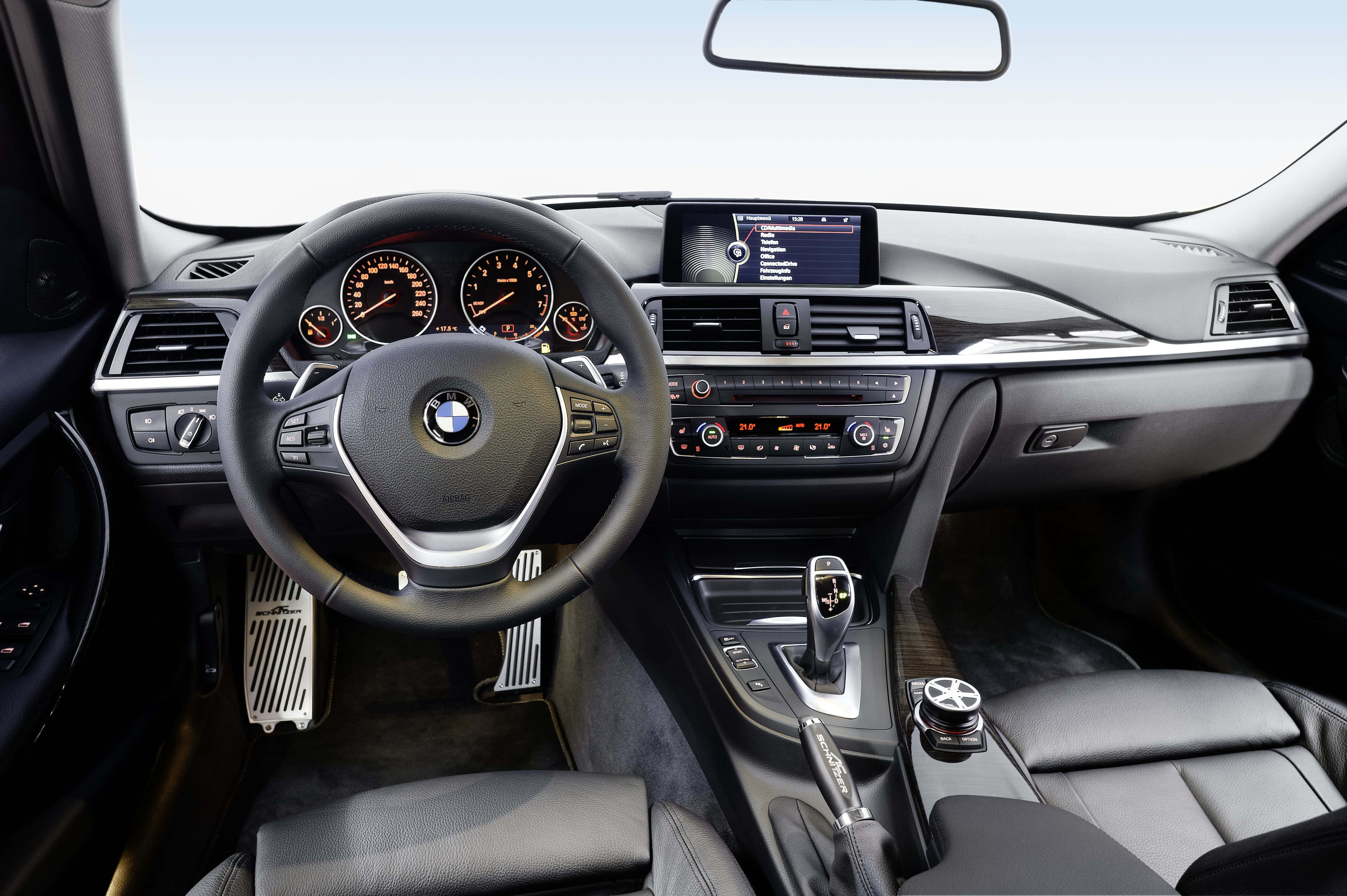 Bmw 328 桌布 壁紙 — 豪華BMW汽車內裝，配備黑色皮革座椅和發光儀表板，在明亮日光下。