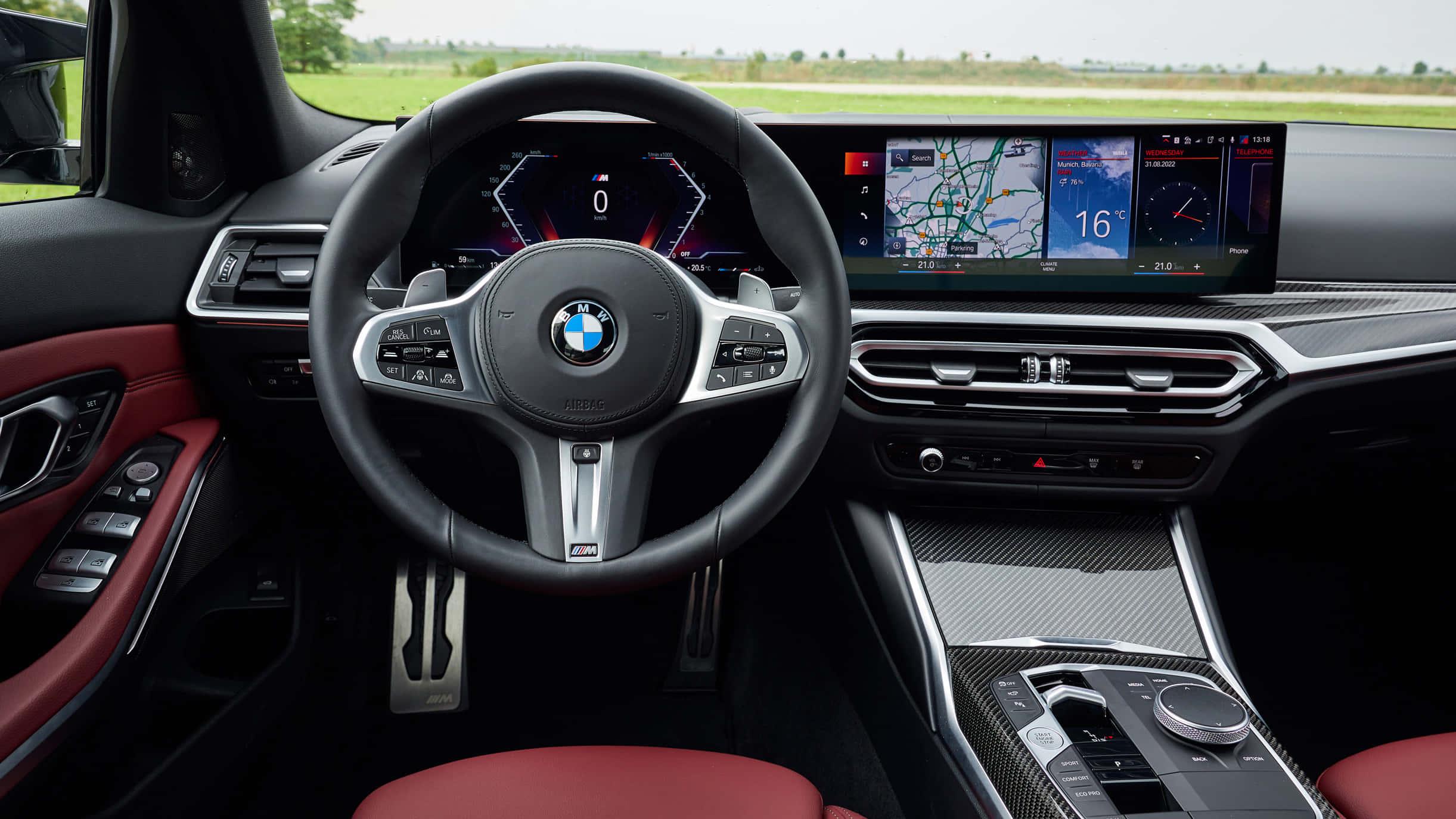 BMW 動圖 桌布 壁紙 — 豪華BMW車內，配備紅色皮革座椅及顯示導航和速度計的數位儀錶板。