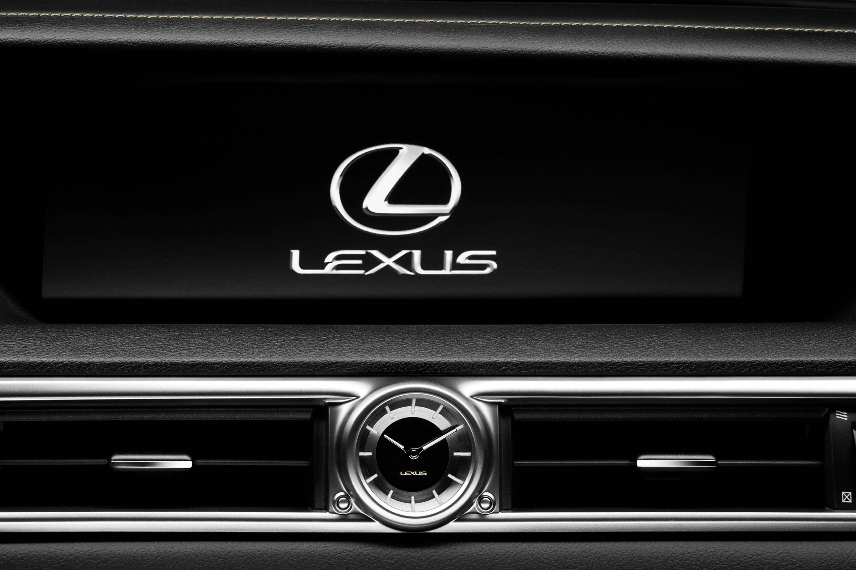 Lexus 標誌 桌布 壁紙 — 豪華Lexus汽車內飾特寫，展示黑色皮革上發光的標誌和時尚的銀色通風口。