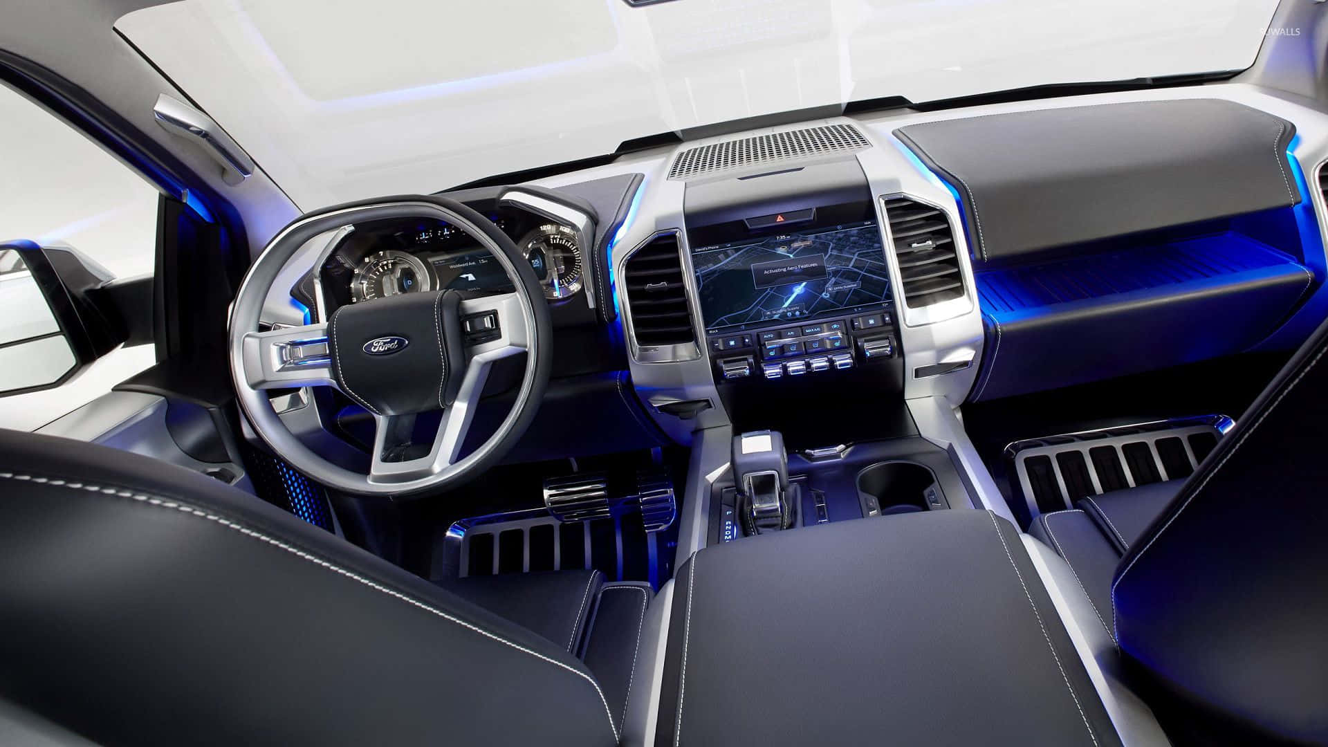 Ford Expedition 桌布 壁紙 — 豪華卡車內飾，配備黑色皮革座椅、白色縫線、藍色氛圍燈和數位儀表板。