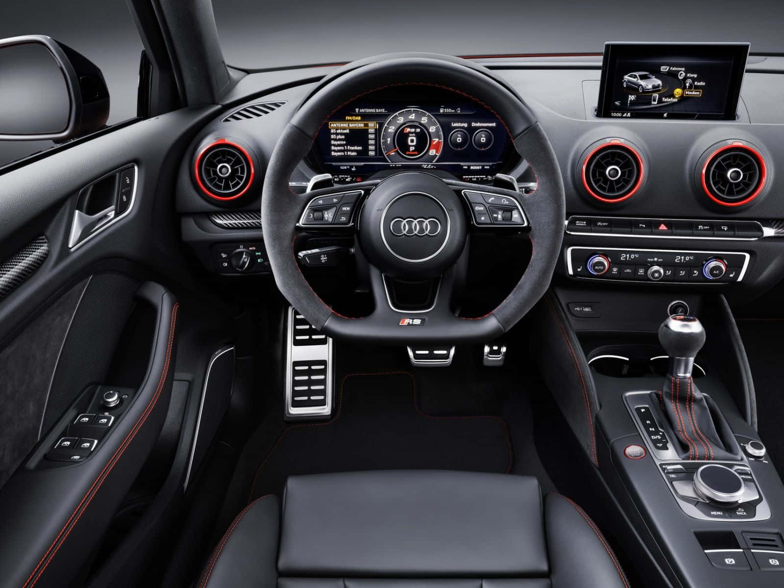 Audi Rs3 桌布 壁紙 — 豪華奧迪汽車內裝，配備黑色皮革座椅、紅色縫線和數位儀表板，在工作室燈光下閃耀。