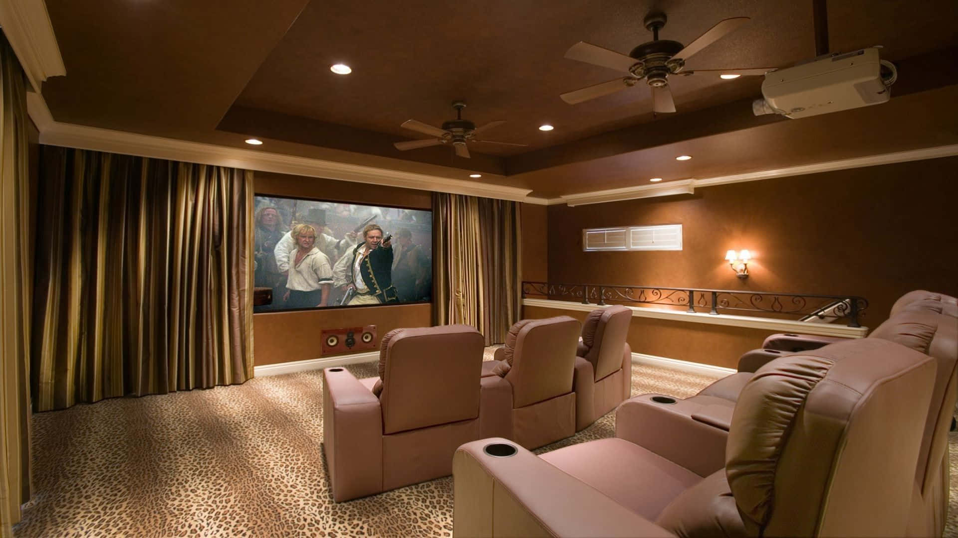 Home Cinema 桌布 壁紙 — 豪華家庭劇院，配有柔軟躺椅，面向大螢幕，在溫暖的環境燈光下播放海盜電影。