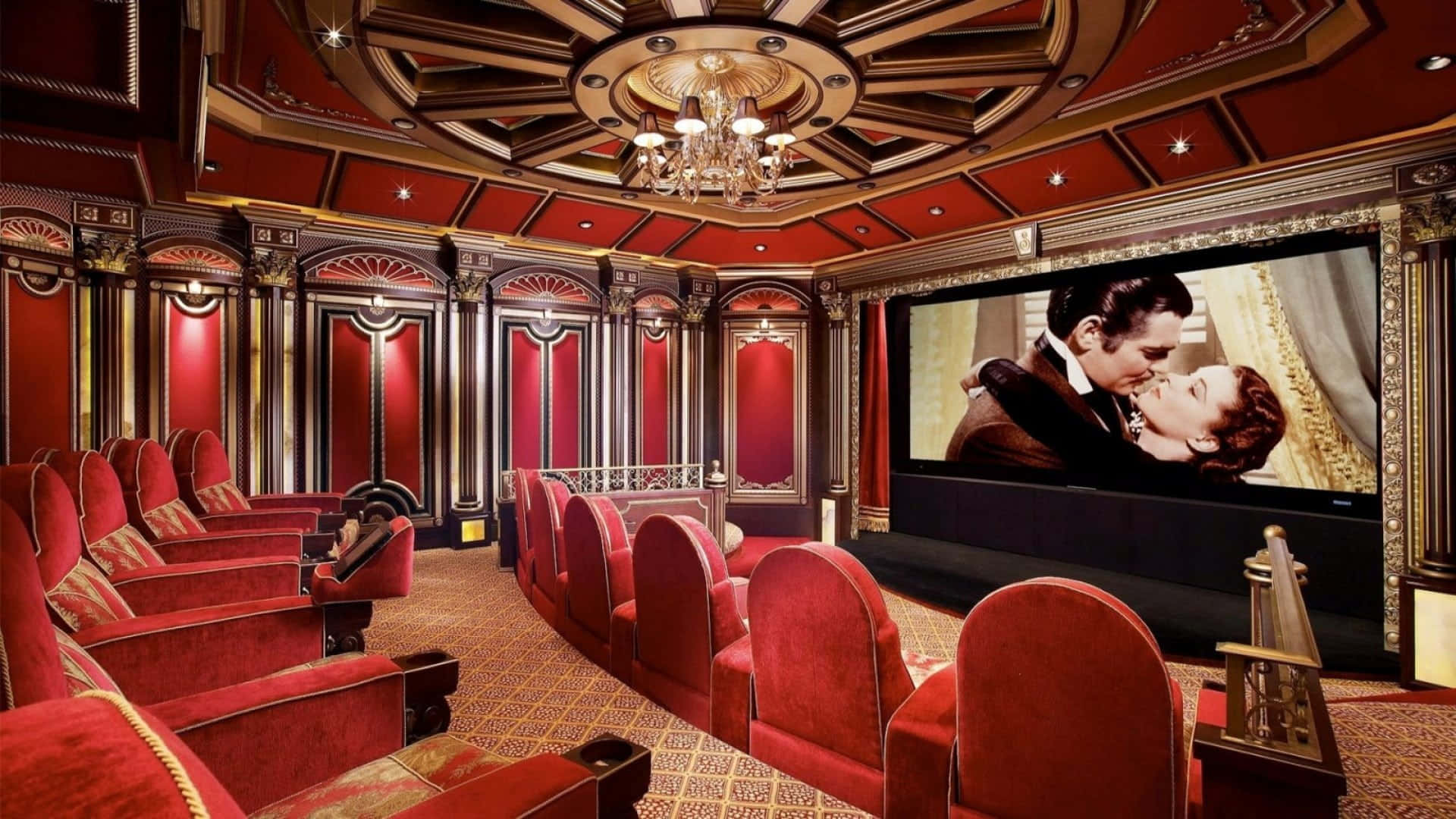 Movie Theater 桌布 壁紙 — 豪華家庭劇院，配有紅色天鵝絨座椅、華麗金色飾邊，大螢幕正在播放經典浪漫電影場景。
