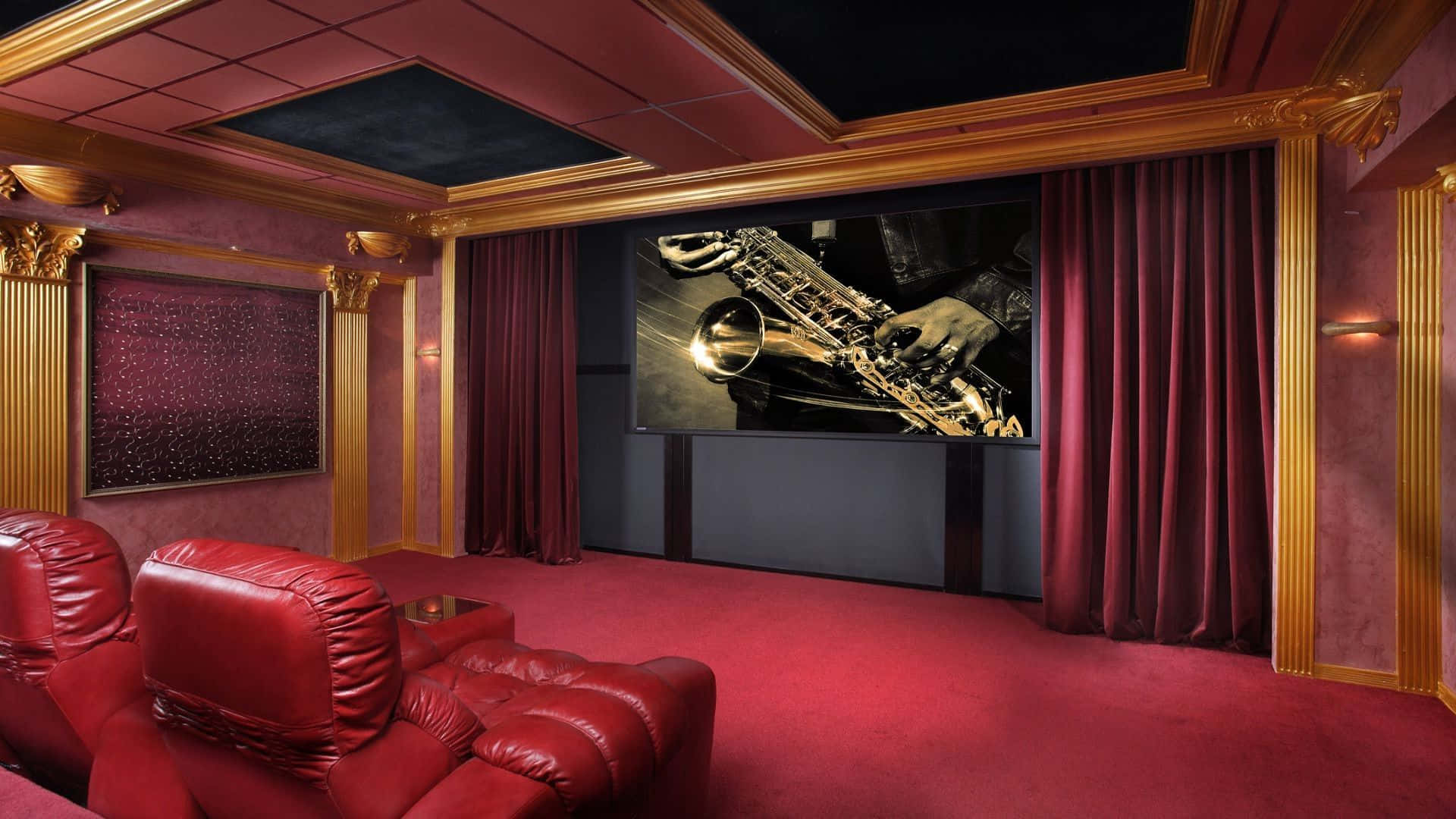 Home Cinema 桌布 壁紙 — 豪華家庭影院，配有紅色皮革躺椅、金色飾邊和大螢幕，顯示戲劇性燈光下的薩克斯風演奏者。