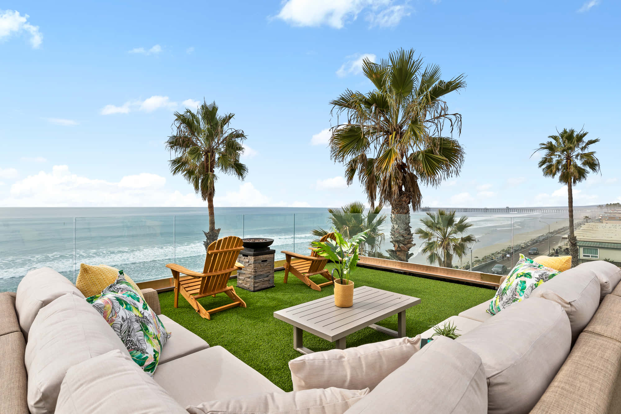 Beach Resort 桌布 壁紙 — 豪華屋頂酒廊，配有毛絨米色沙發和棕櫚樹，俯瞰陽光普照的海洋地平線。