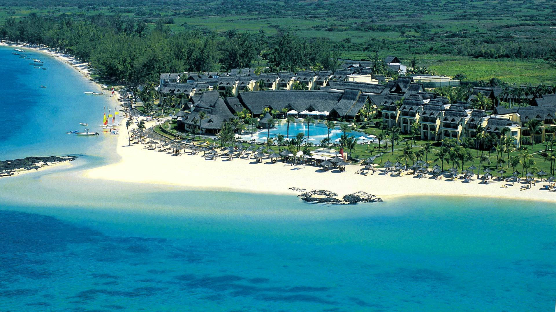 Mauritius 桌布 壁紙 — 豪華度假村坐落在原始白色沙灘上的鳥瞰圖，擁有碧綠的海水和茂密的綠色植物。