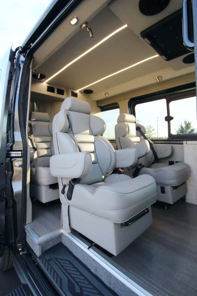 Family Car 桌布 壁紙 — 豪華廂型車內裝，配備米色皮革座椅和環境照明，展現寬敞現代的設計。