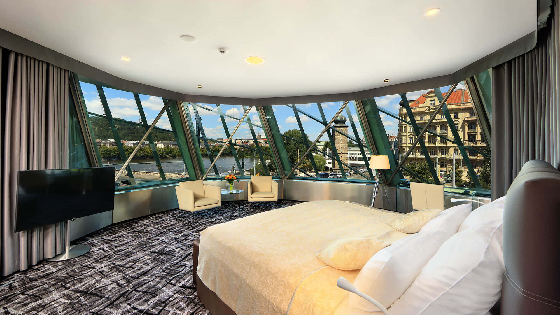 Bedroom 桌布 壁紙 — 豪華弧形玻璃臥室，享有全景城市河流景觀，現代家具，明亮日光下。