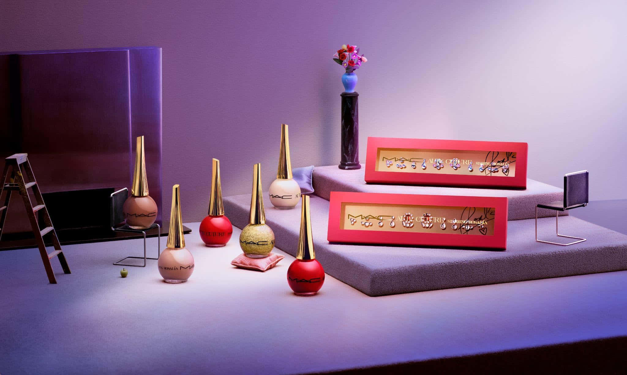 Mac Cosmetics 桌布 壁紙 — 豪華指甲油瓶，金色瓶蓋，排列在紫色燈光的現代展示中，搭配簡約家具和花瓶。