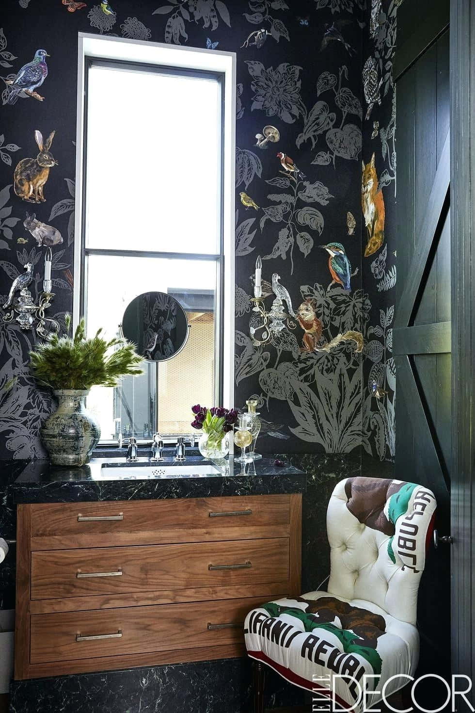 Bathroom Decor 桌布 壁紙 — 豪華浴室，配有深色花卉壁紙，圖案包括鳥類和動物，木製梳妝台，以及帶有醒目圖案軟墊的簇絨椅。