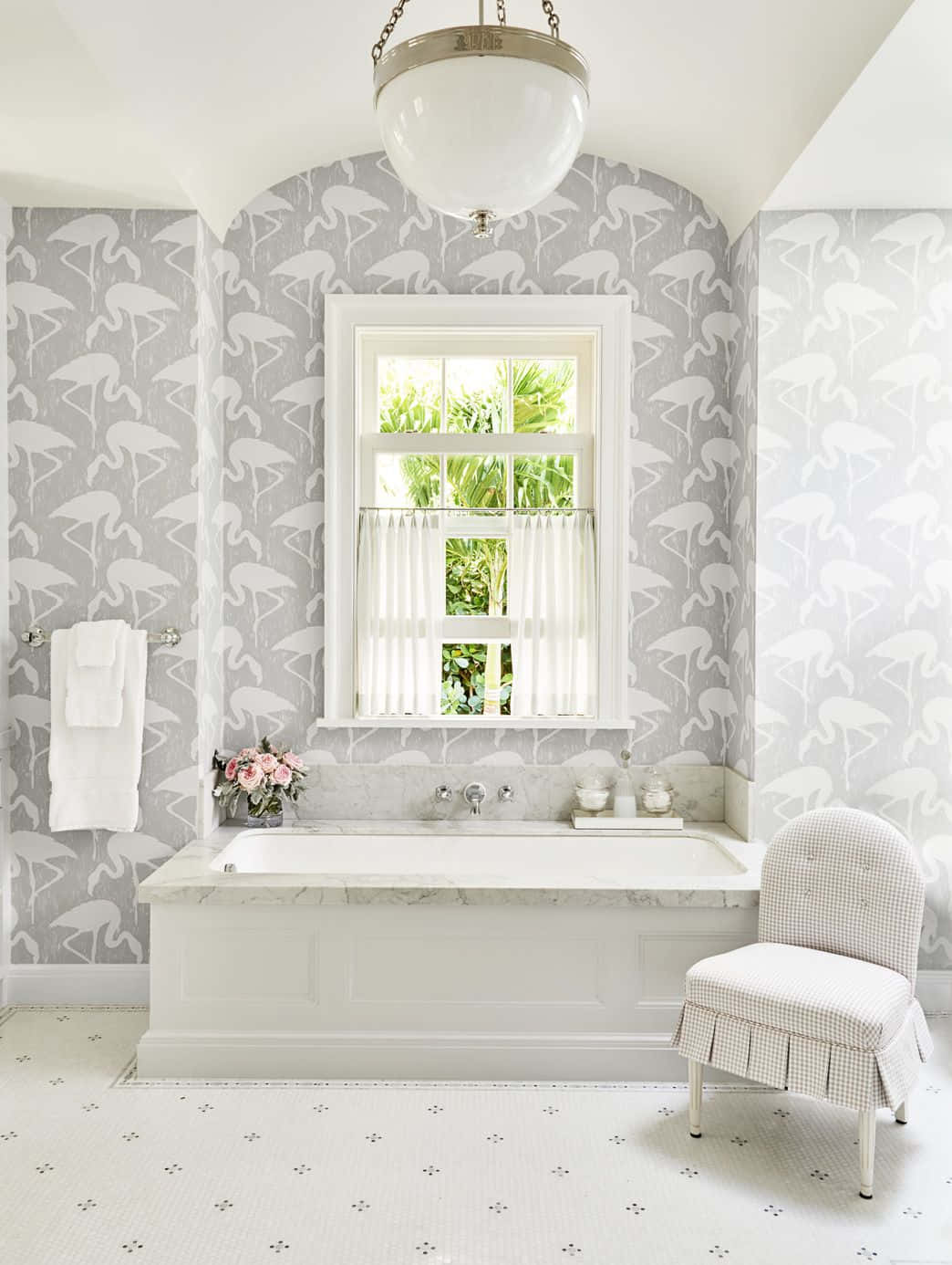 Bathroom Decor 桌布 壁紙 — 豪華浴室，配有灰色火鶴壁紙、白色大理石浴缸，窗外展現茂密的綠色植物。