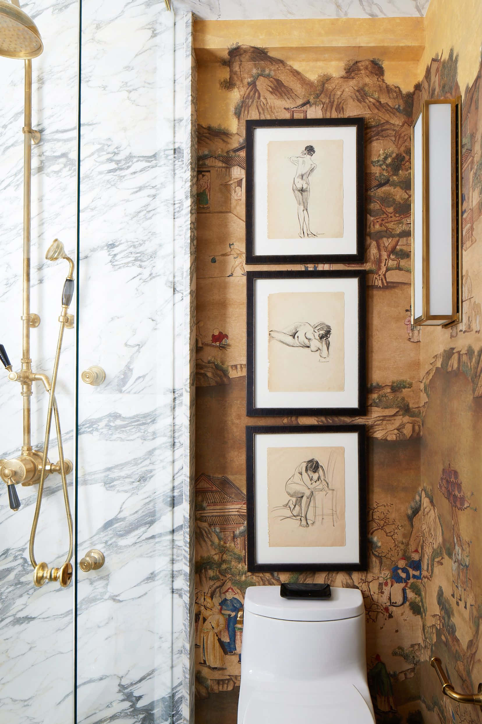 Bathroom Decor 桌布 壁紙 — 豪華浴室，配有白色大理石淋浴間和金色配件，背景是帶有框裸體素描的華麗東方風格壁紙。