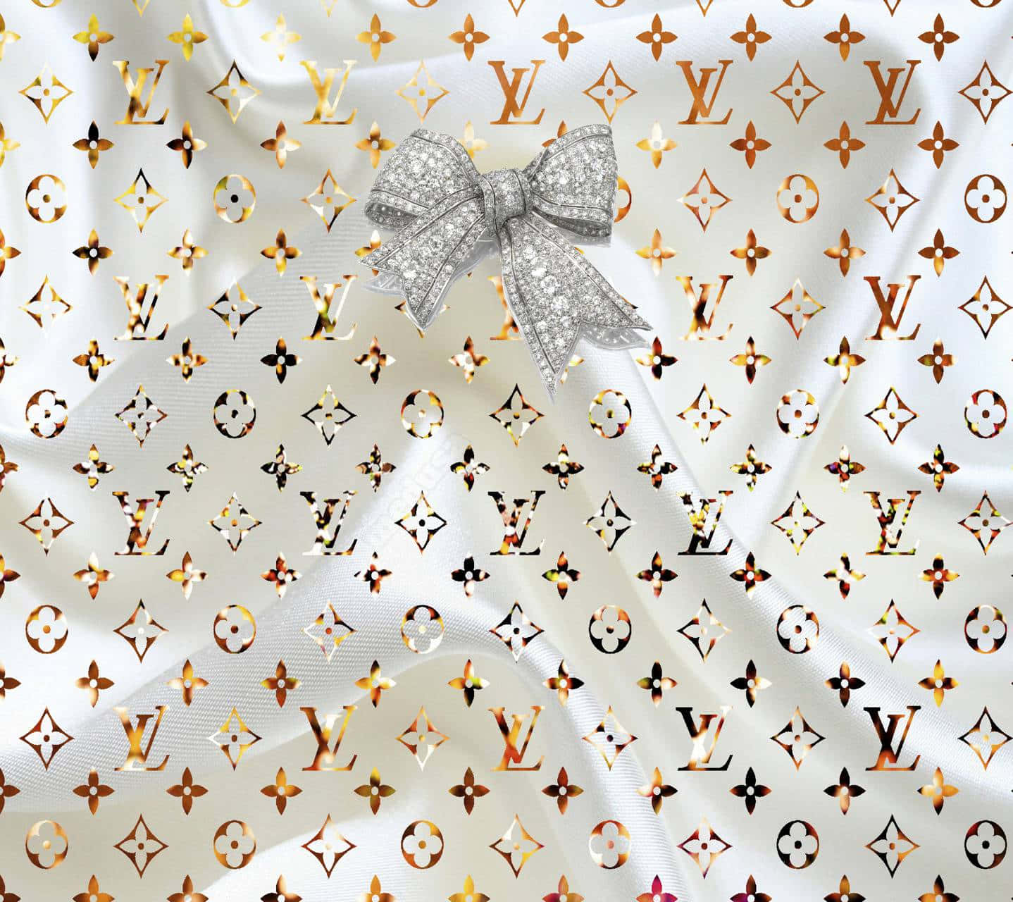 路易威登 桌布 壁紙 — 豪華白色布料，帶有金色 Louis Vuitton 字母組合圖案和閃亮銀色蝴蝶結中心裝飾。