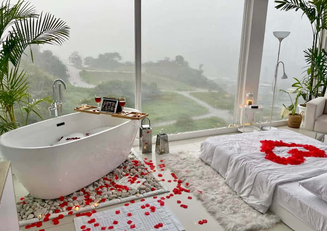 bath 桌布 壁紙 — 豪華白色浴缸和床鋪點綴著紅玫瑰花瓣，透過落地窗俯瞰霧氣瀰漫的綠色山谷。