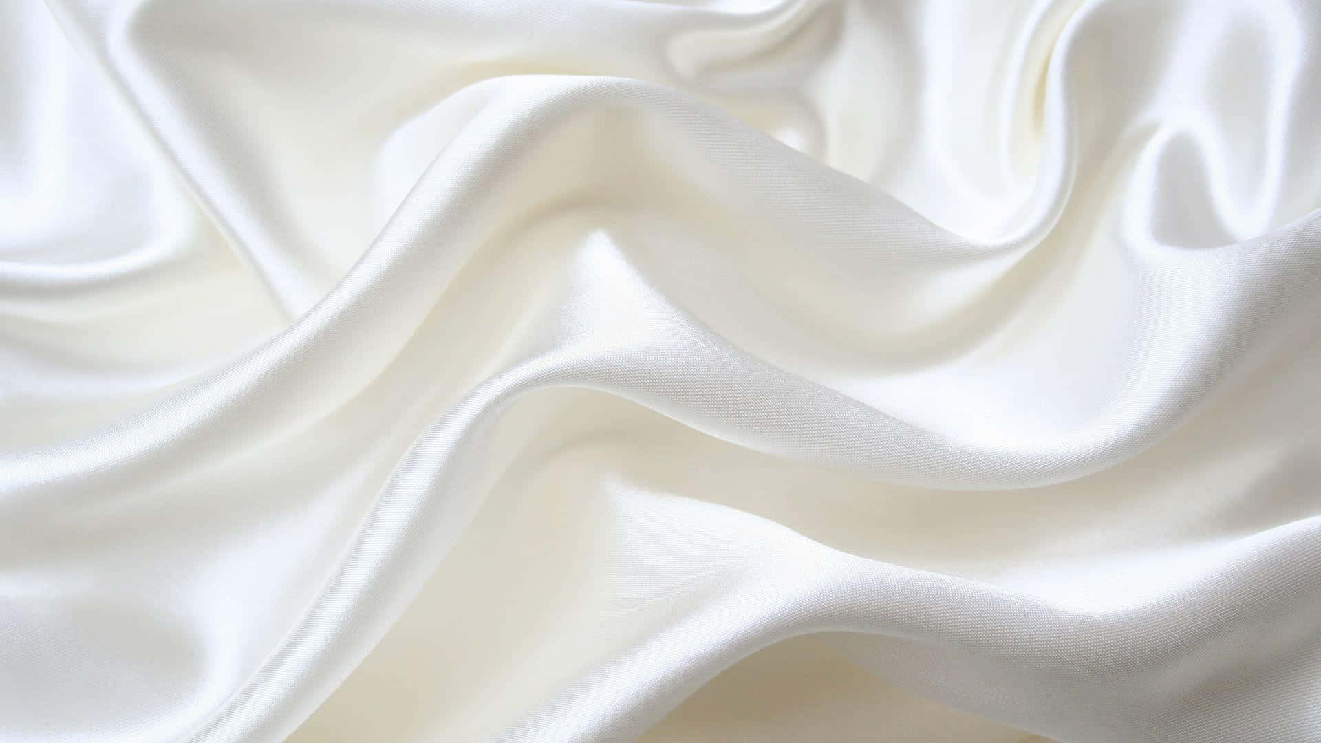 Silk 桌布 壁紙 — 豪華白色絲綢布料的特寫，帶有柔軟的褶皺和溫和的高光，營造出光滑優雅的質感。