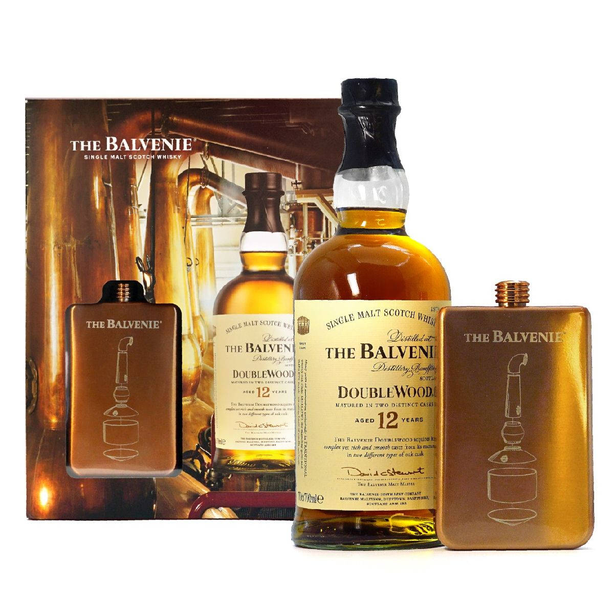飲料 桌布 壁紙 — 豪華的The Balvenie DoubleWood 12 Year Old威士忌酒瓶和兩個金屬瓶，以銅製蒸餾廠管道為背景展示。