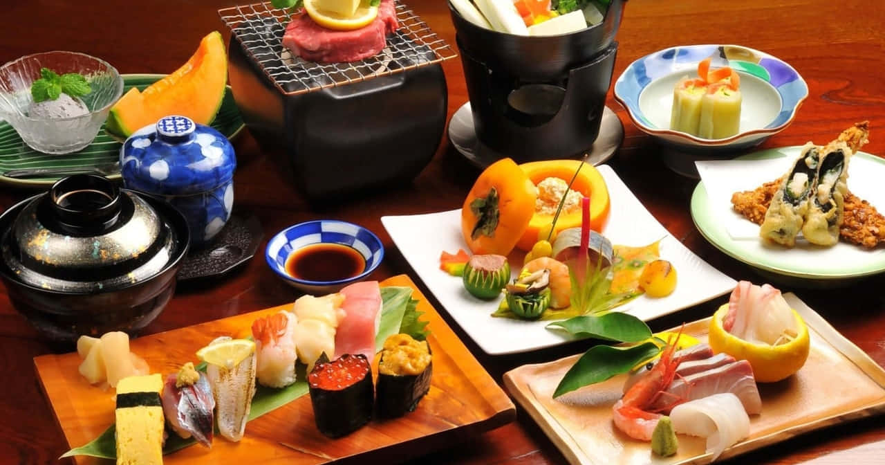 Wooden 桌布 壁紙 — 豪華的日本懷石料理，包括壽司、刺身、天婦羅和燒烤菜餚，藝術地擺放在木製和陶瓷盤子上。
