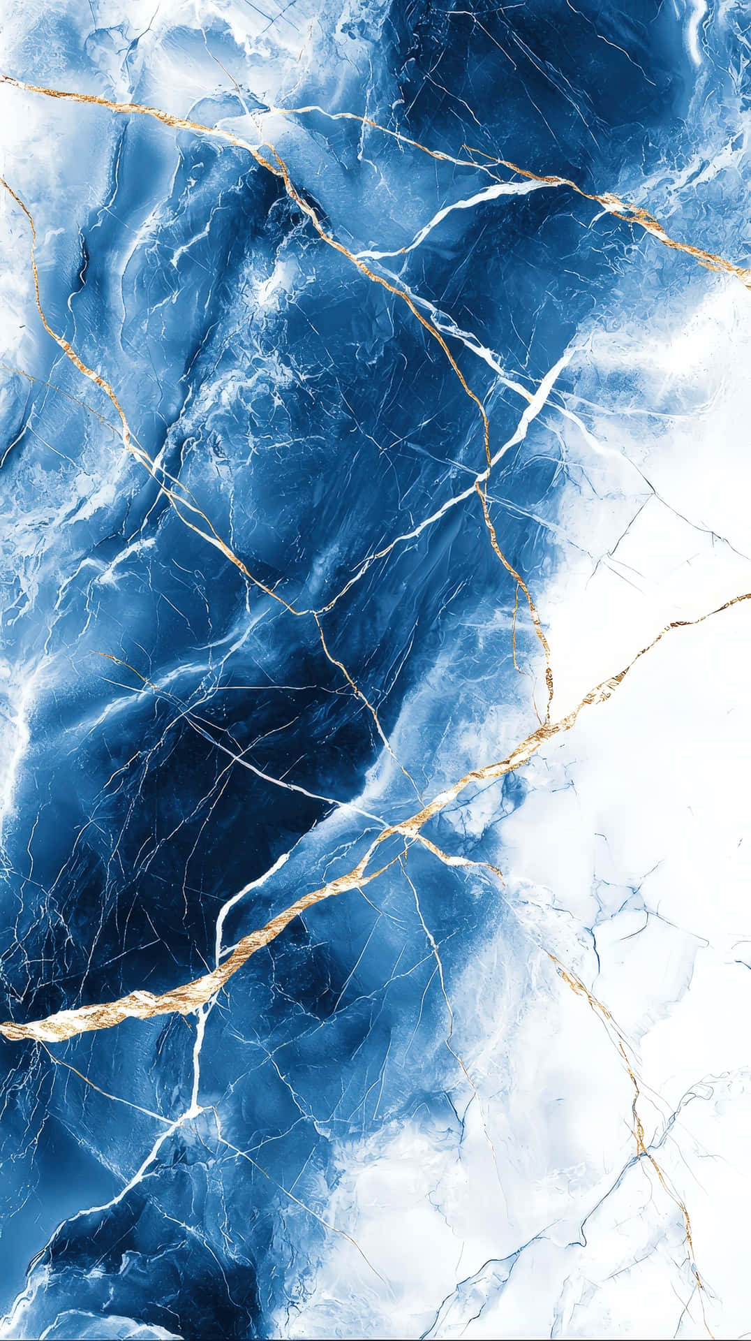 Sapphire blue marble texture with gold and white vein patterns 壁紙 — 豪華的藍白大理石表面，金色紋理在其漩渦圖案中流動。