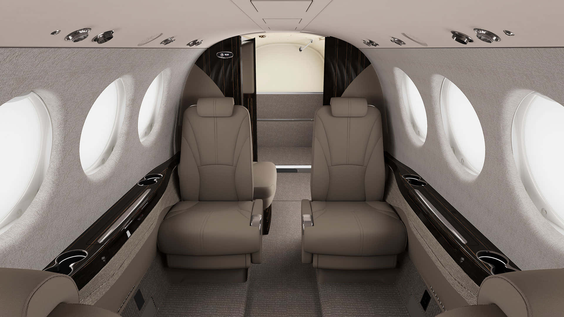 seat 桌布 壁紙 — 豪華私人飛機機艙，配備米色皮革座椅和圓形窗戶，沐浴在明亮的日光中。