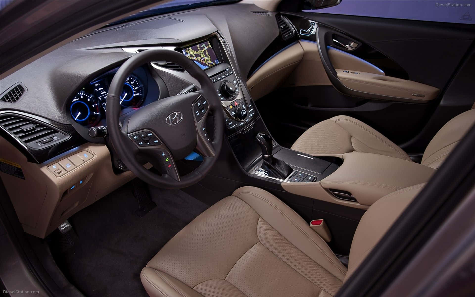 Hyundai Azera 桌布 壁紙 — 豪華米色和黑色汽車內飾，帶有藍色發光錶盤和現代儀表板控制。