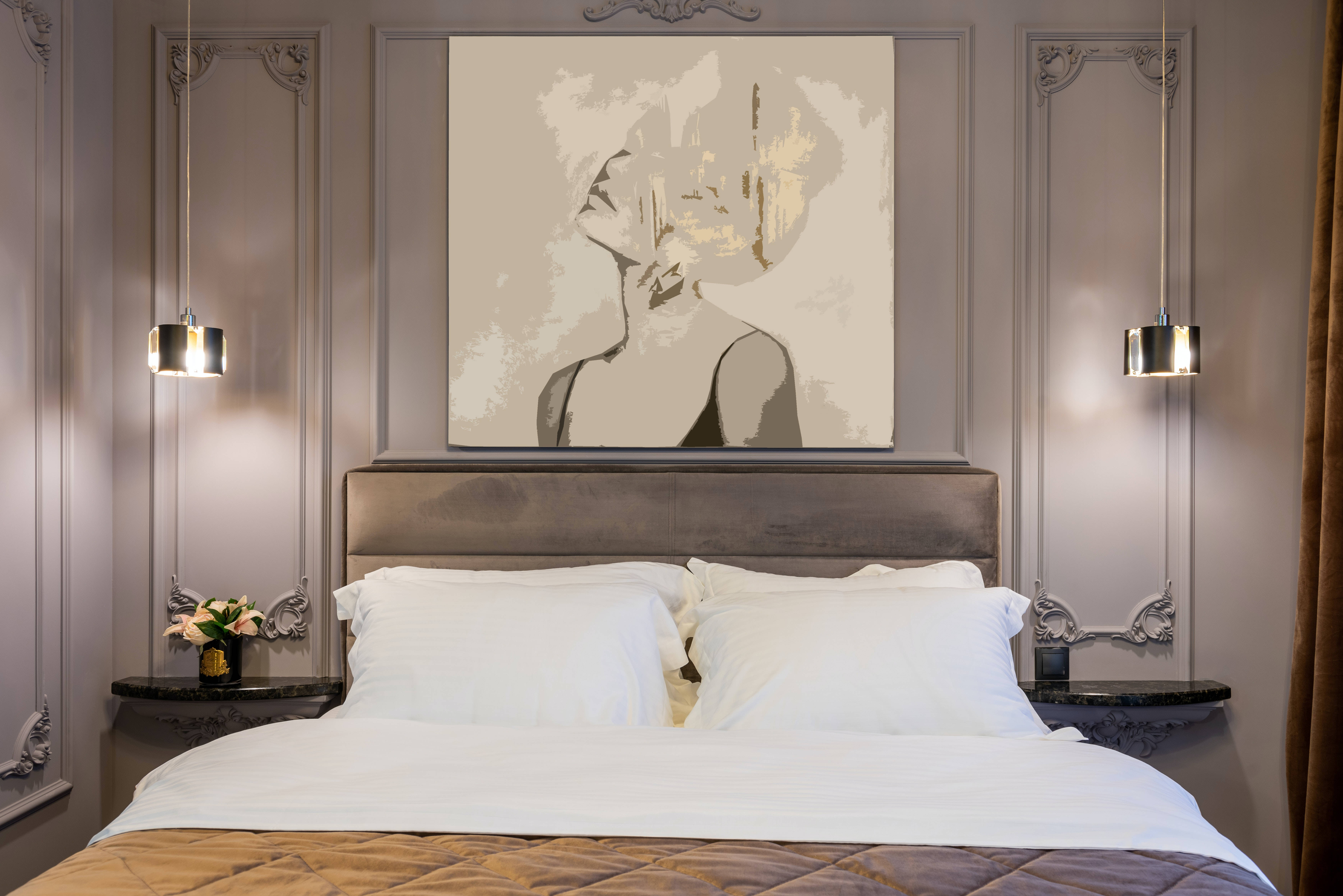 Hotel 桌布 壁紙 — 豪華臥室設有一張大床，配有白色床單和金色絎縫床罩，兩側是華麗的床頭櫃和吊燈，下方是一幅大型抽象肖像畫。