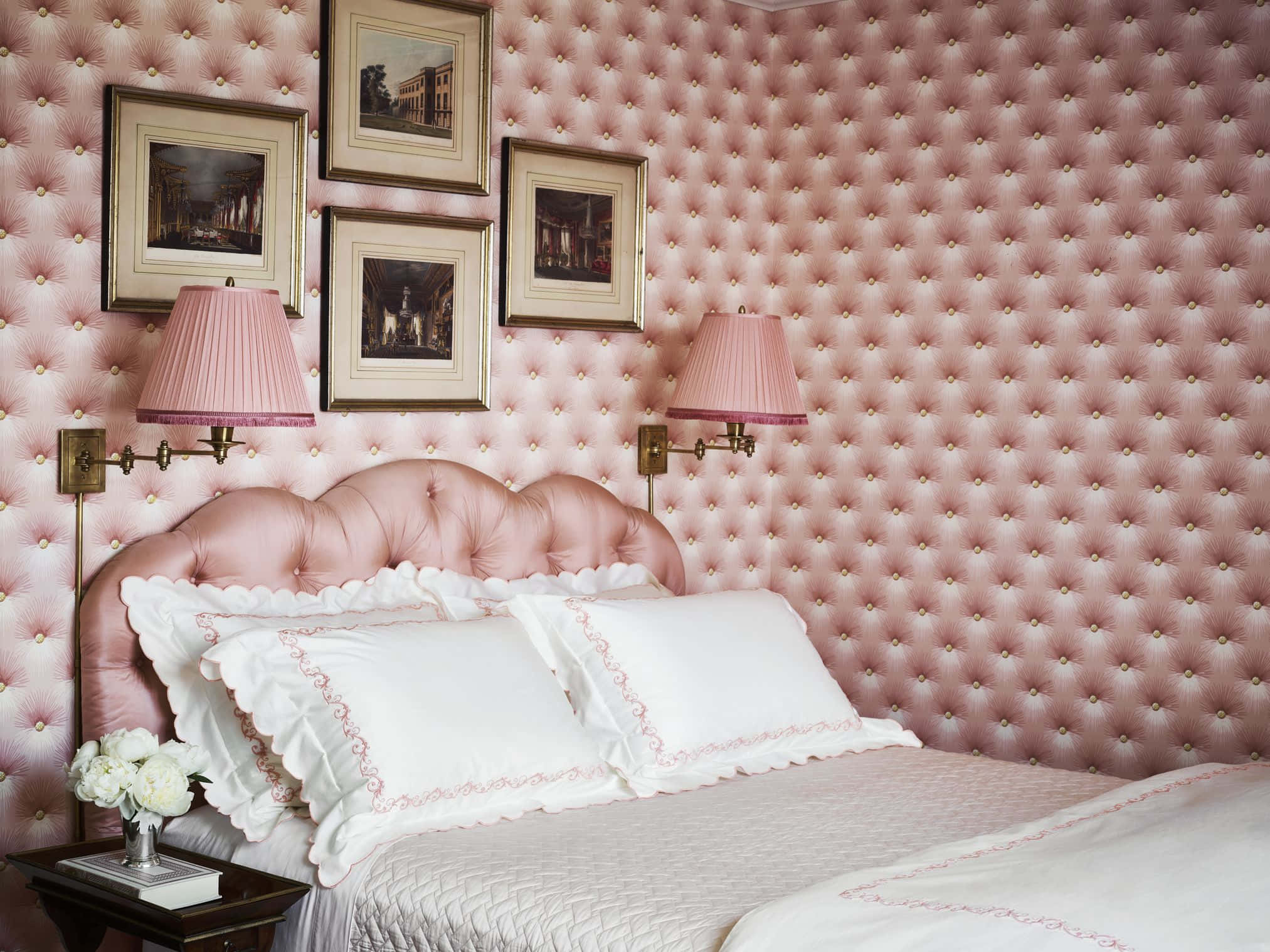 bed 桌布 壁紙 — 豪華臥室設有簇絨粉紅床，搭配相配的壁紙、裱框藝術品和粉紅燈。