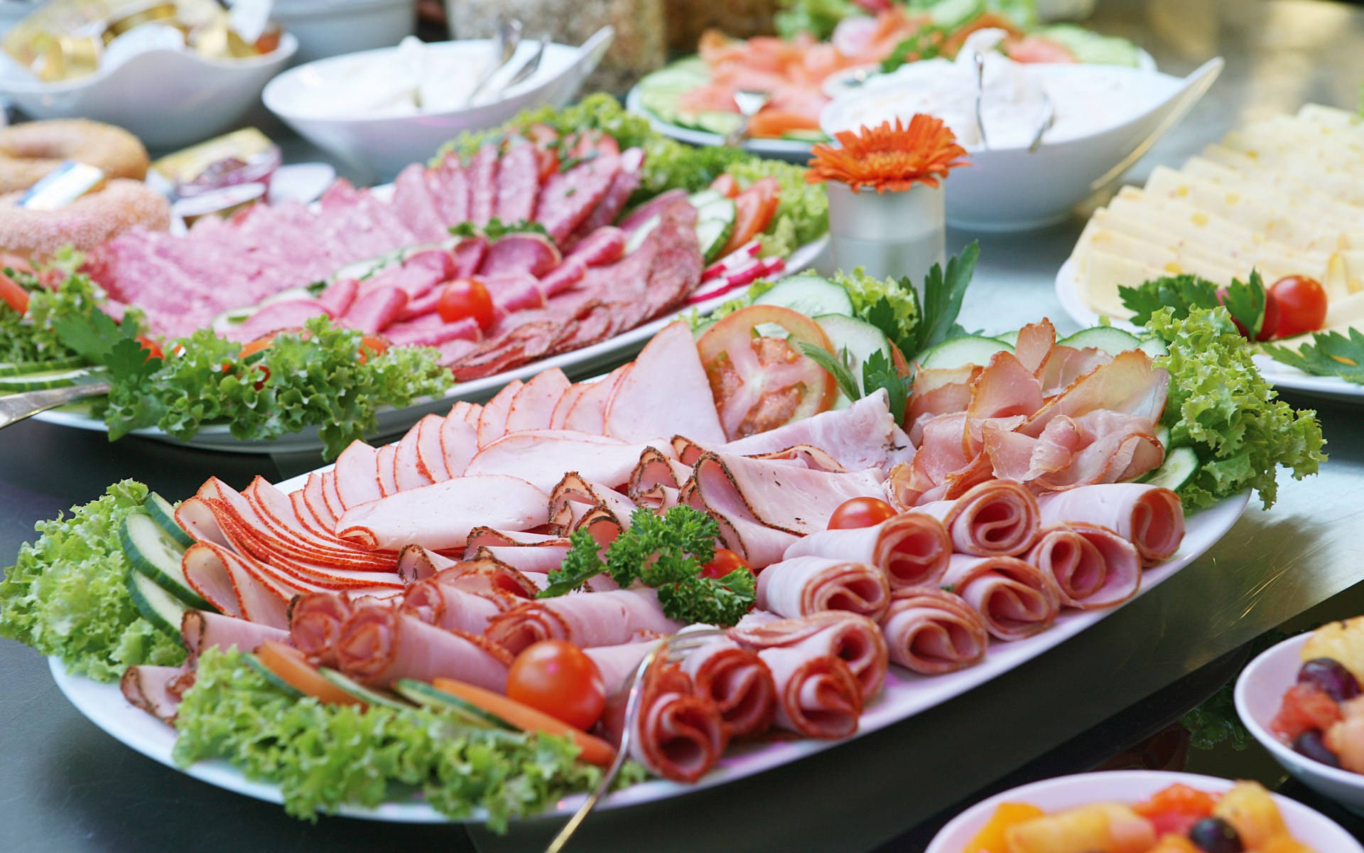 meat 桌布 壁紙 — 豪華自助餐，將切片肉類、起司和新鮮蔬菜藝術地擺放在白色托盤上。