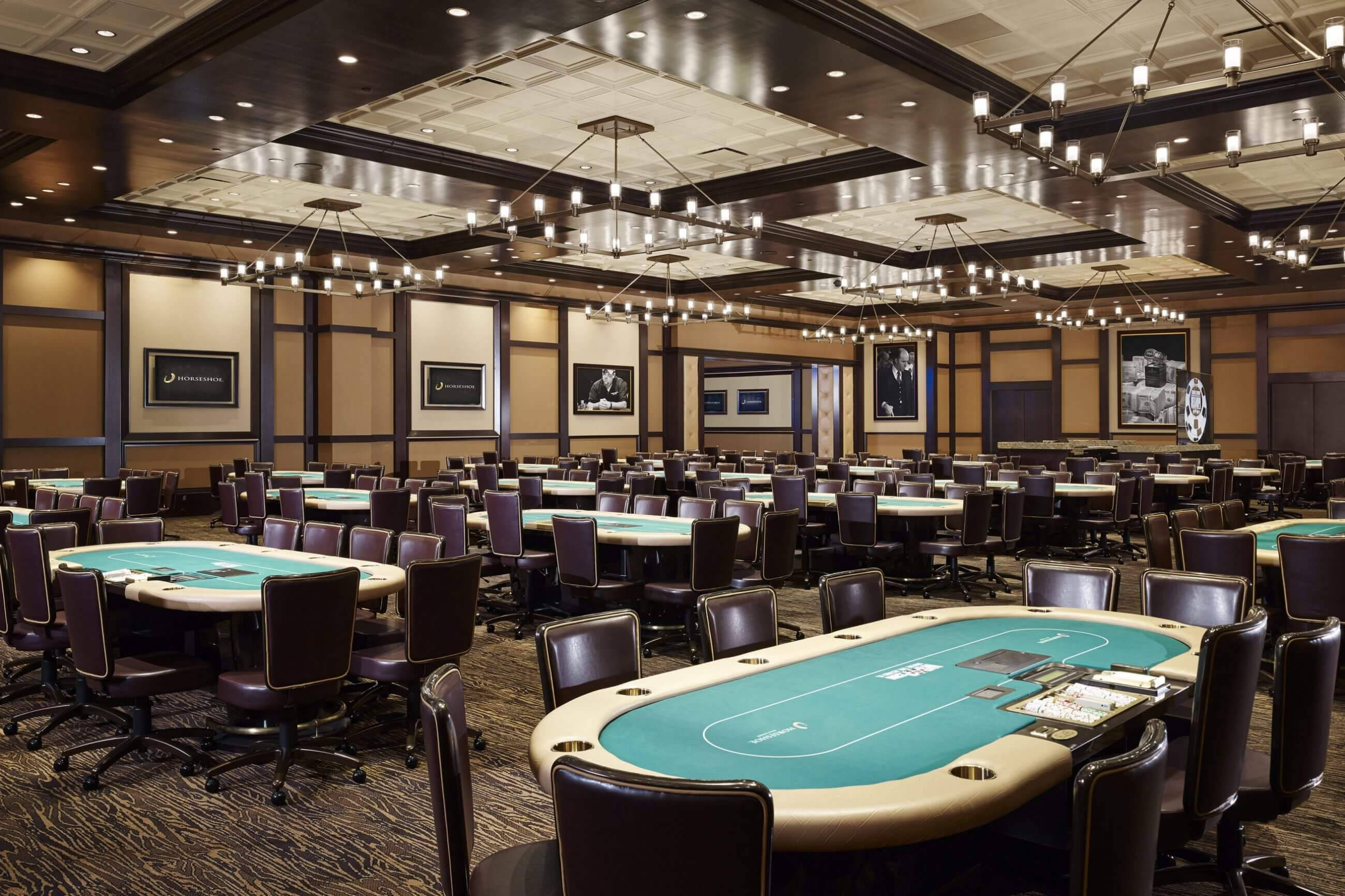 Poker 桌布 壁紙 — 豪華賭場撲克室，優雅吊燈和木鑲板下排列著綠色毛氈桌。