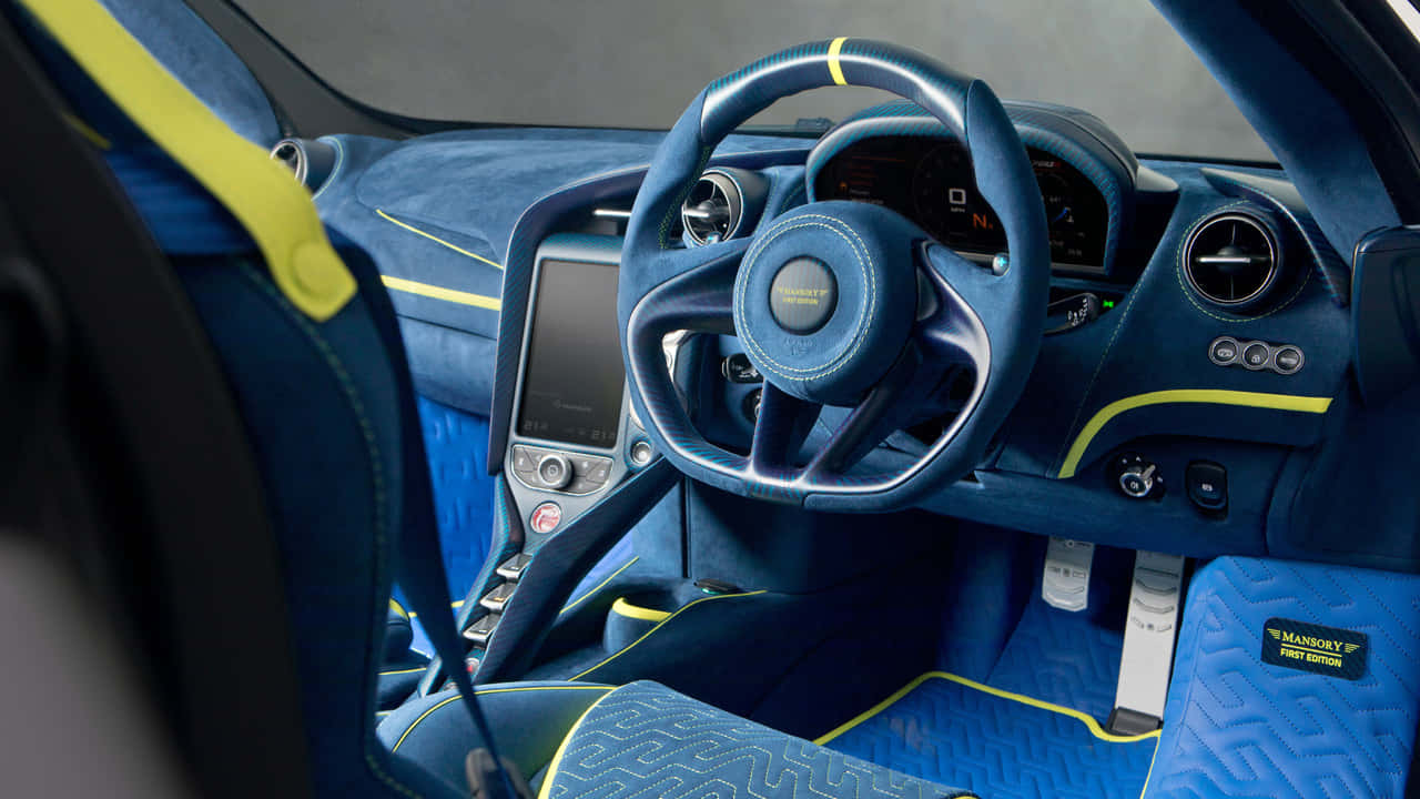 Steering Wheel 桌布 壁紙 — 豪華跑車內裝，配有深藍色麂皮座椅和鮮豔的黃色縫線點綴。