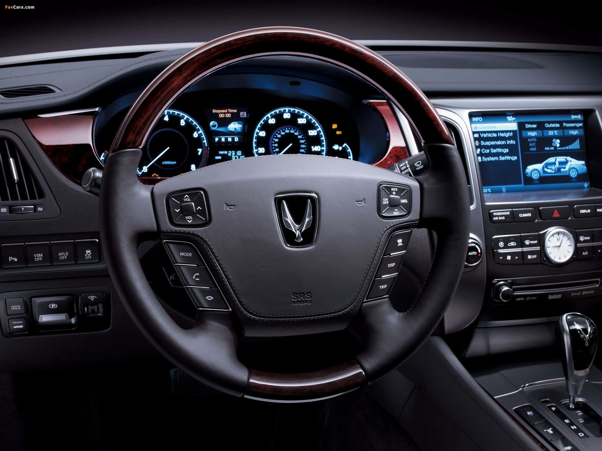 Hyundai Equus 桌布 壁紙 — 豪華車內裝，配備木質方向盤、發光藍色儀表板和數位顯示屏。