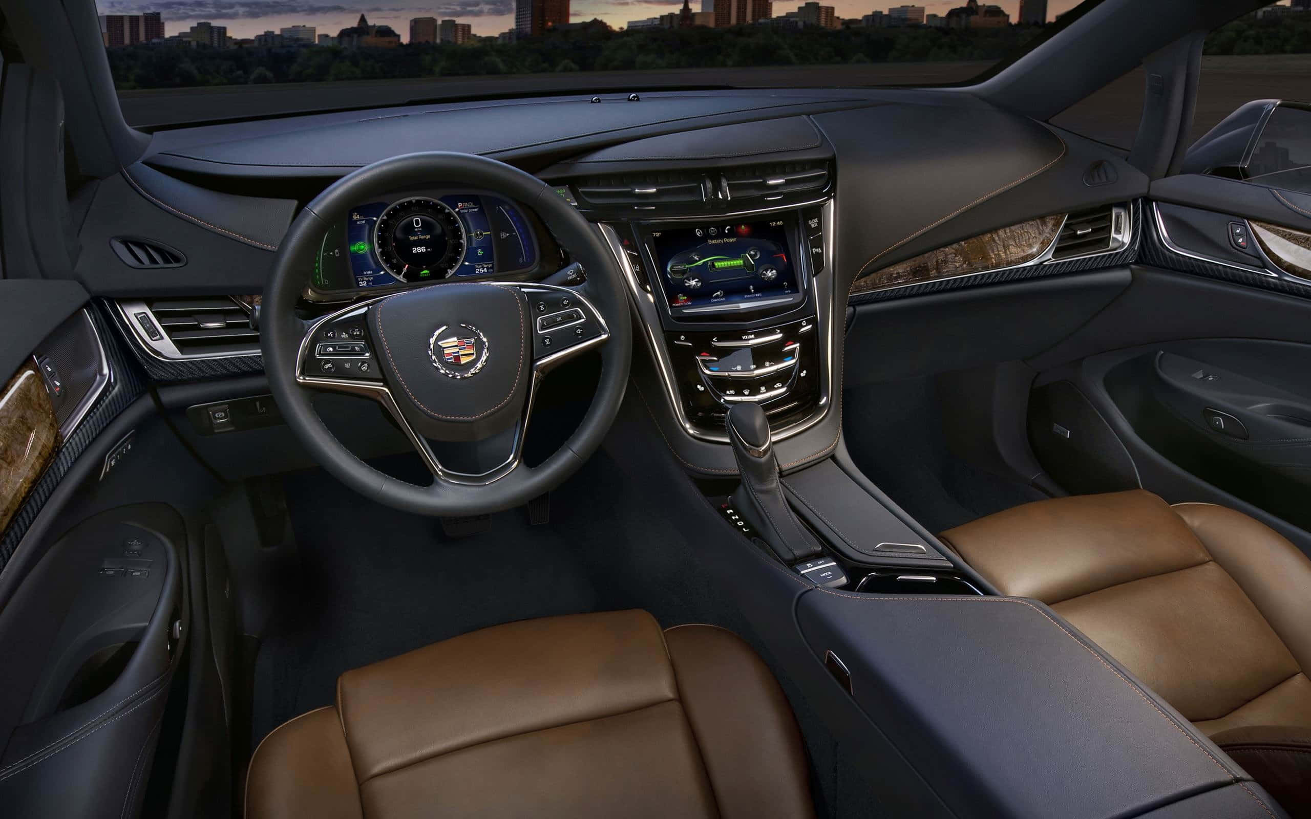 Cadillac Elr 桌布 壁紙 — 豪華車內裝，配備棕色皮革座椅和數位儀表板，俯瞰黃昏時分的城市天際線。
