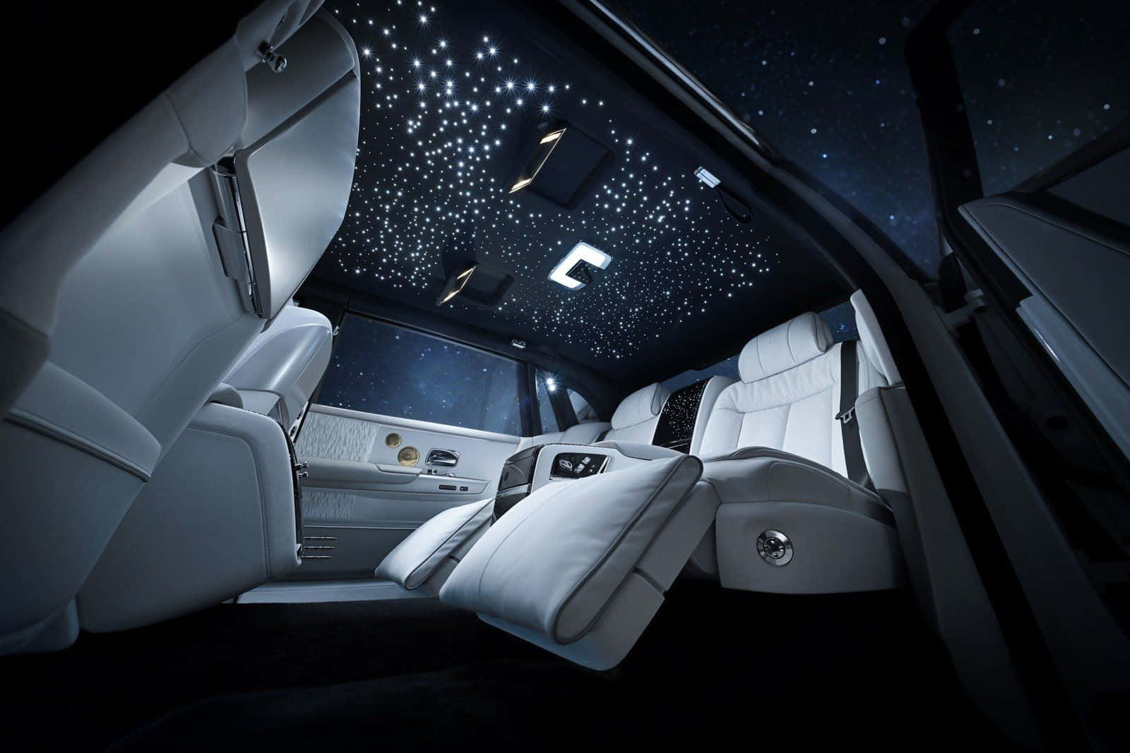 Stars 桌布 壁紙 — 豪華車內裝，配有白色皮革座椅和星空天花板投影。