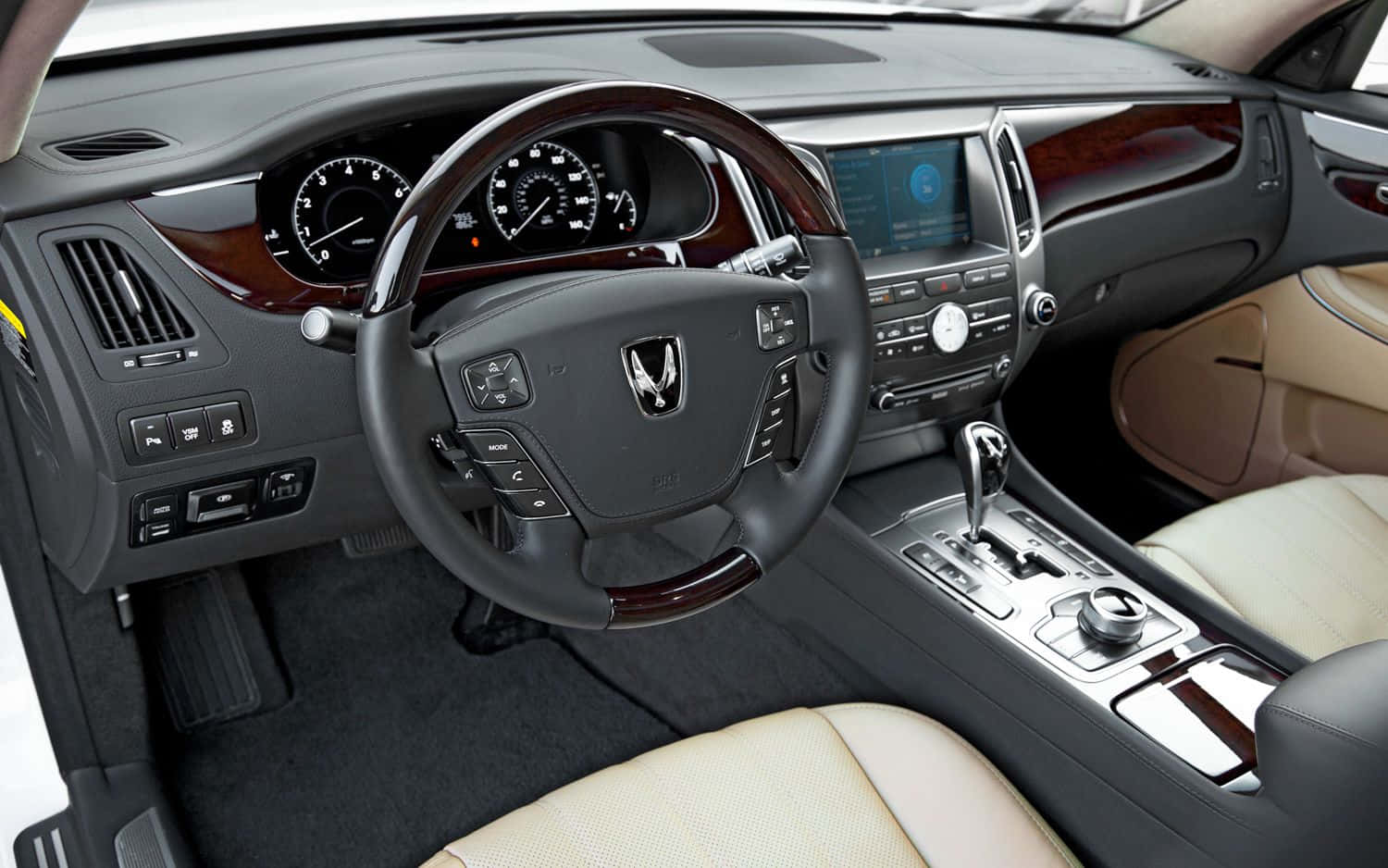 Hyundai Equus 桌布 壁紙 — 豪華車內裝，黑色方向盤、木質飾邊、米色真皮座椅和數位儀表板。