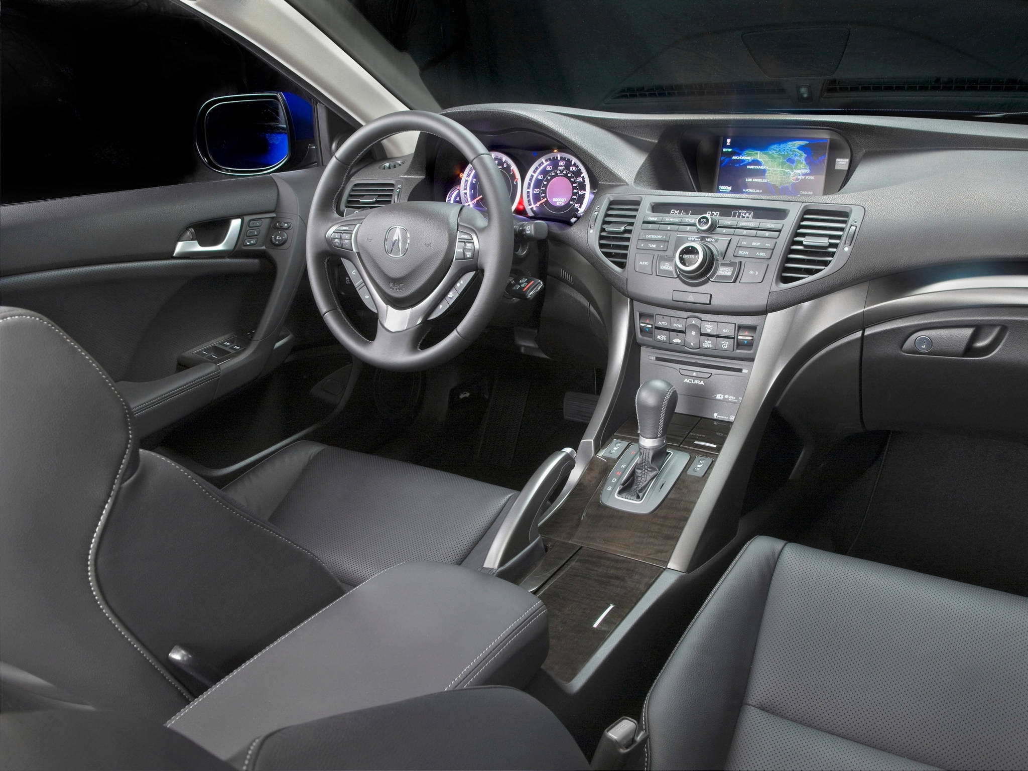 Acura 桌布 壁紙 — 豪華車內裝，黑色皮革座椅，發光數位儀表板，在工作室燈光下。