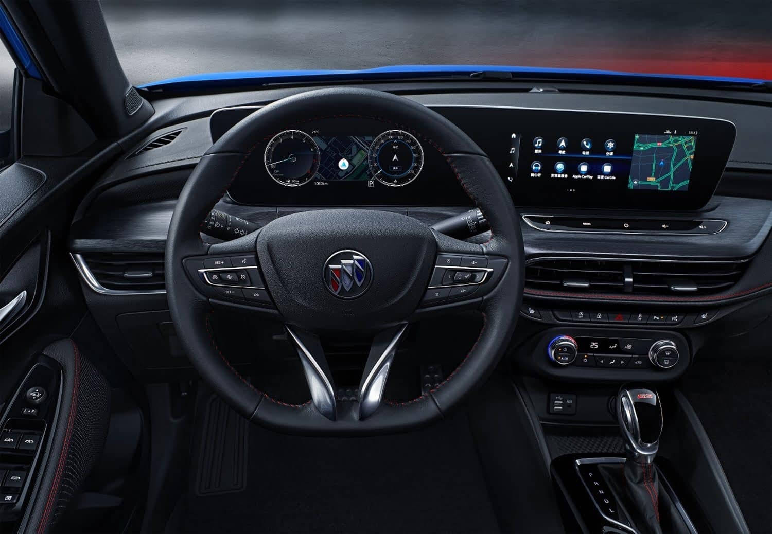 Buick 桌布 壁紙 — 豪華車內裝，黑色皮革方向盤和數位儀表板在紅色環境光下發光。