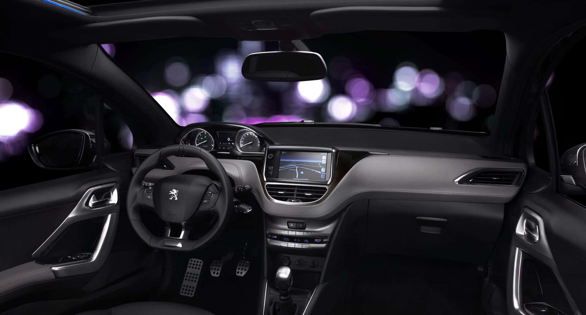 Peugeot 208 桌布 壁紙 — 豪華車內裝夜晚，發光儀表板及外面模糊的城市燈光。