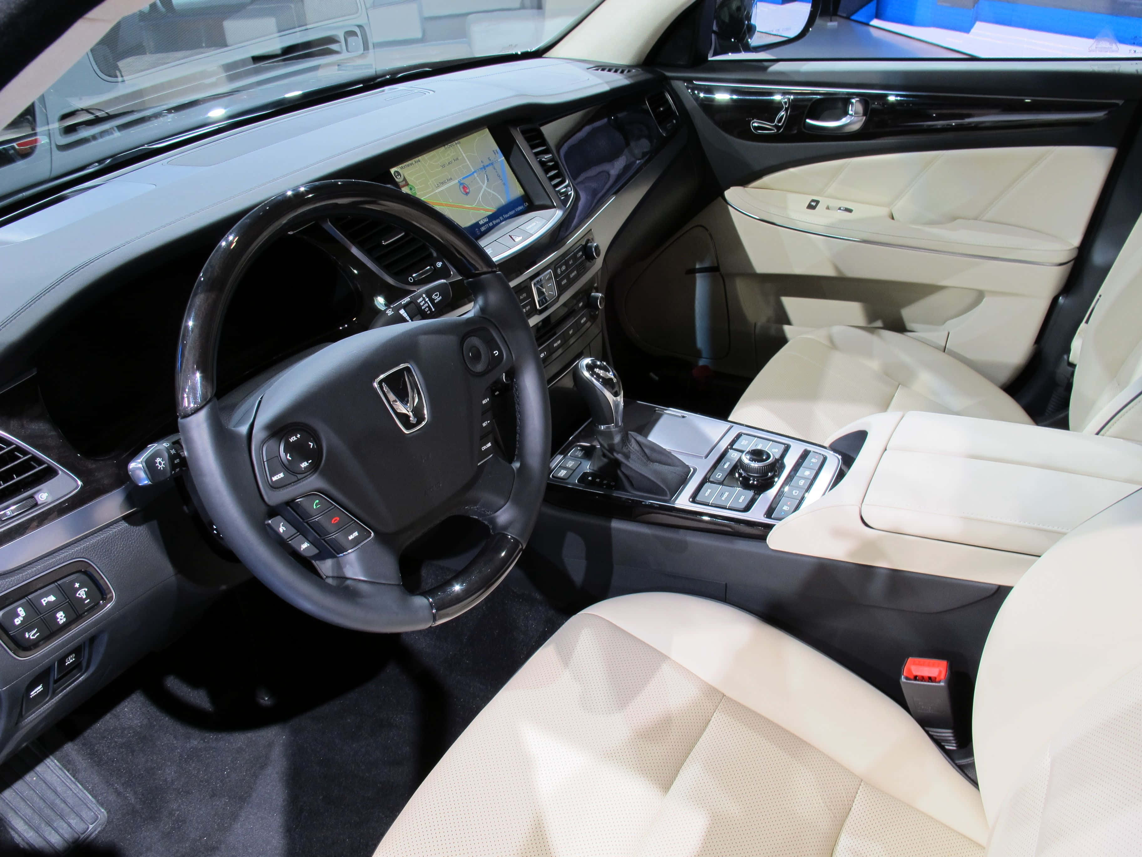 Hyundai Equus 桌布 壁紙 — 豪華車內飾，配備奶油色皮革座椅和黑色儀表板，帶數位顯示屏和現代控制裝置。