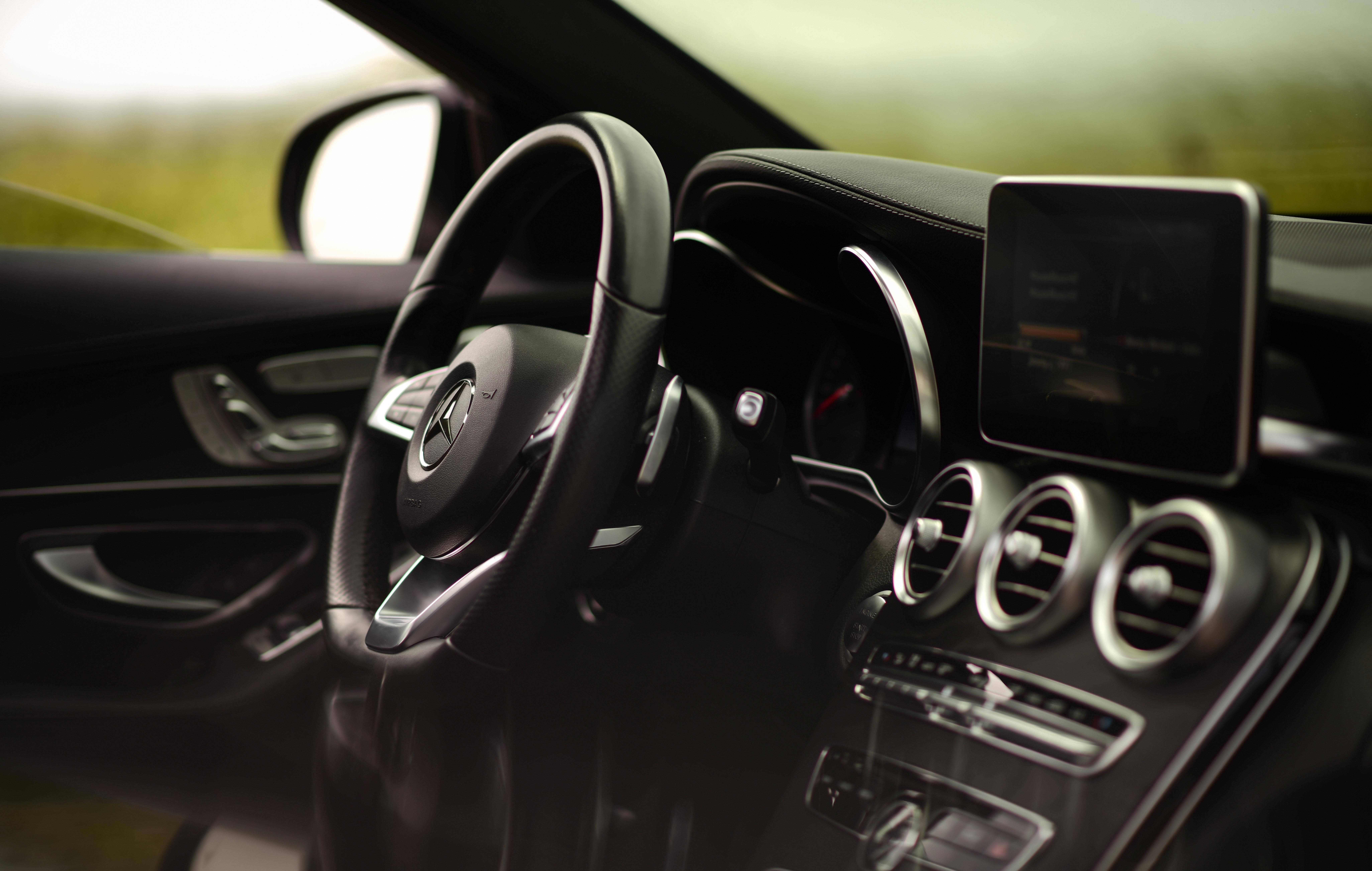 Mercedes Benz C300 桌布 壁紙 — 豪華車時尚黑色內飾的特寫，帶有鍍鉻裝飾和數位顯示屏。