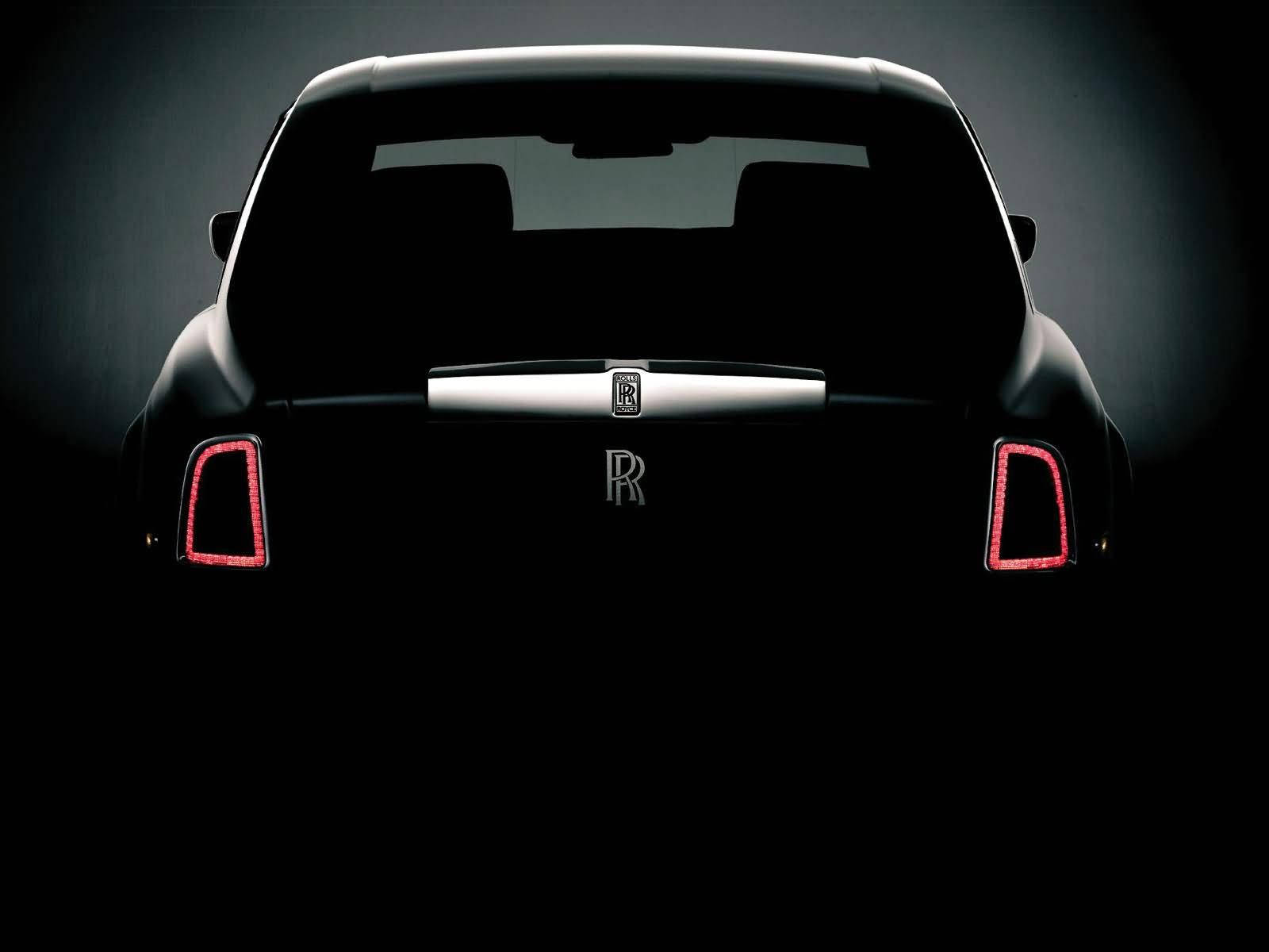 Royce 桌布 壁紙 — 豪華車的後部輪廓在黑暗的攝影棚背景下發出紅色尾燈的光芒。