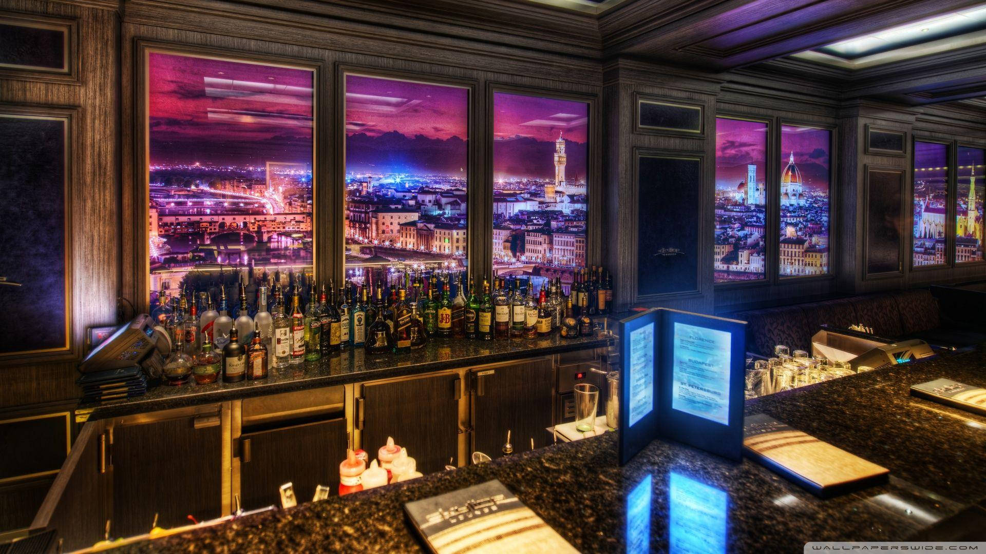 Bar 桌布 壁紙 — 豪華酒吧，採用深色木鑲板，拋光吧檯後方有發光的城市景觀壁畫，吧檯上擺滿酒瓶。