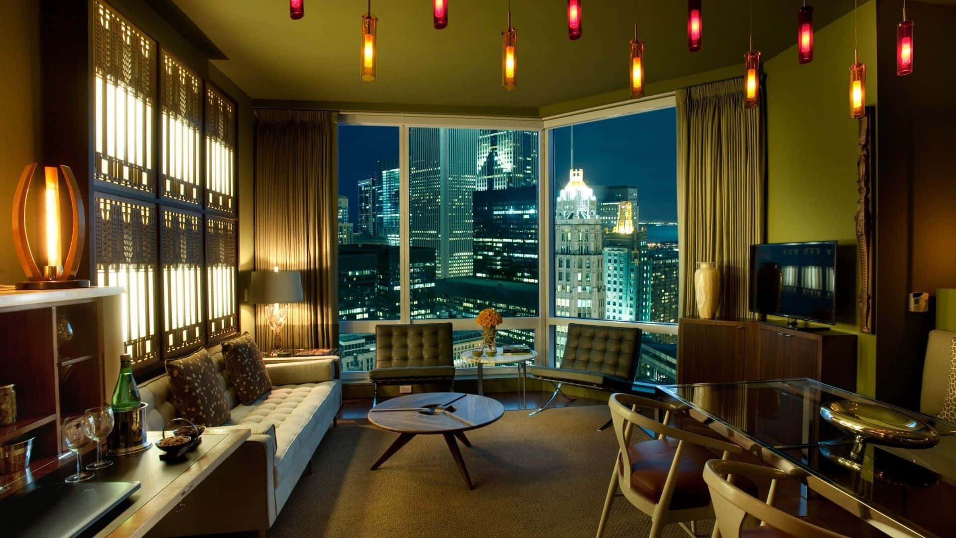 Aesthetic Anime Bedroom 桌布 壁紙 — 豪華酒店套房在夜晚，溫暖燈光，透過落地窗欣賞城市天際線全景。