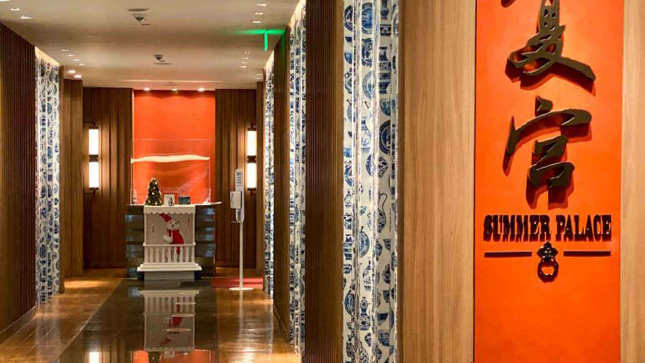 Interior Design 桌布 壁紙 — 豪華飯店大廳，拋光地板反射溫暖燈光，藍白圖案窗簾框住橙色牆壁，牆上寫有「SUMMER PALACE」標誌。