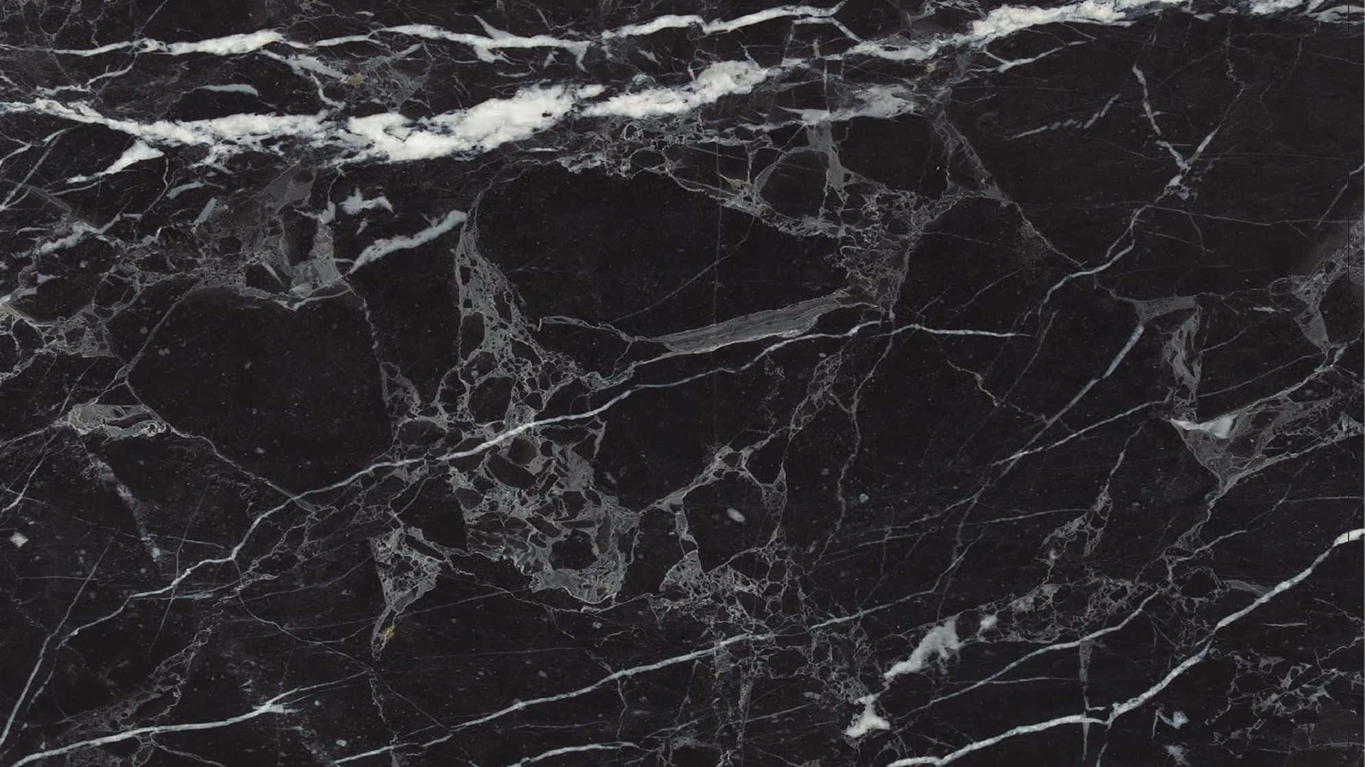 Marble Macbook 桌布 壁紙 — 豪華黑色大理石的特寫，帶有複雜的白色紋理圖案。