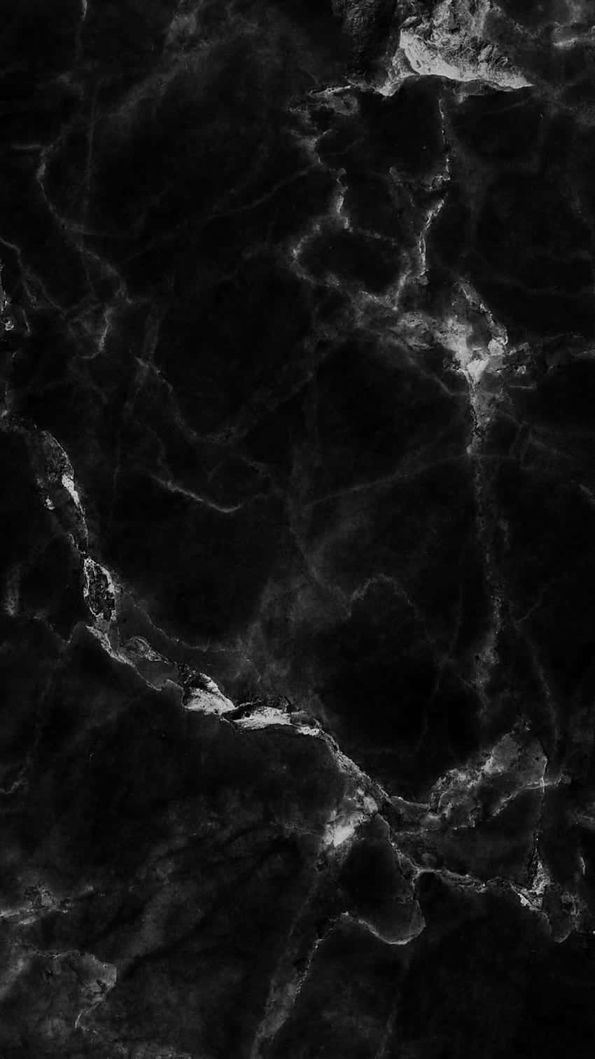 Marble Phone 桌布 壁紙 — 豪華黑色大理石的近距離特寫，帶有複雜的白色紋理，營造出戲劇性的高對比質感。