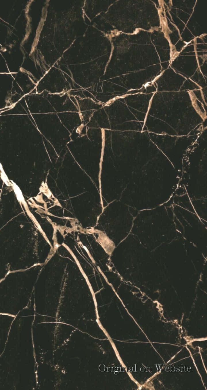 Black And Gold Aesthetic 桌布 壁紙 — 豪華黑色大理石的近距離特寫，複雜的金色紋理創造出大膽的自然圖案。