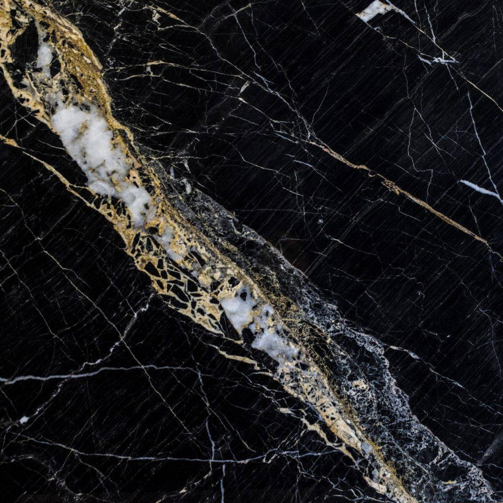 black textured 桌布 壁紙 — 豪華黑色大理石的近距離特寫，金色和白色的粗獷紋理斜向流過其拋光表面。