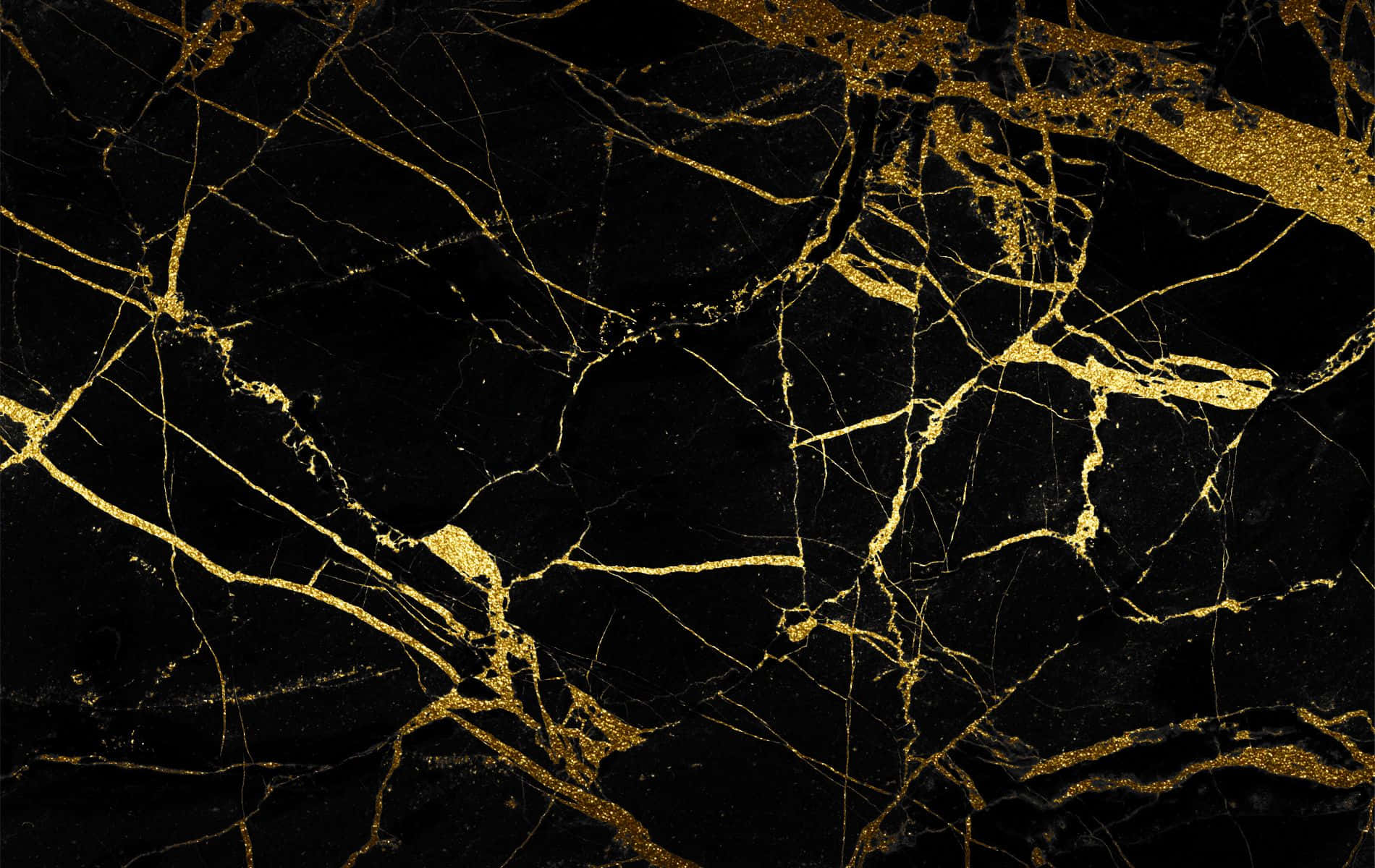 Black And Gold Aesthetic 桌布 壁紙 — 豪華黑色大理石表面，飾有複雜的金色紋理和閃閃發光的金色斑點。