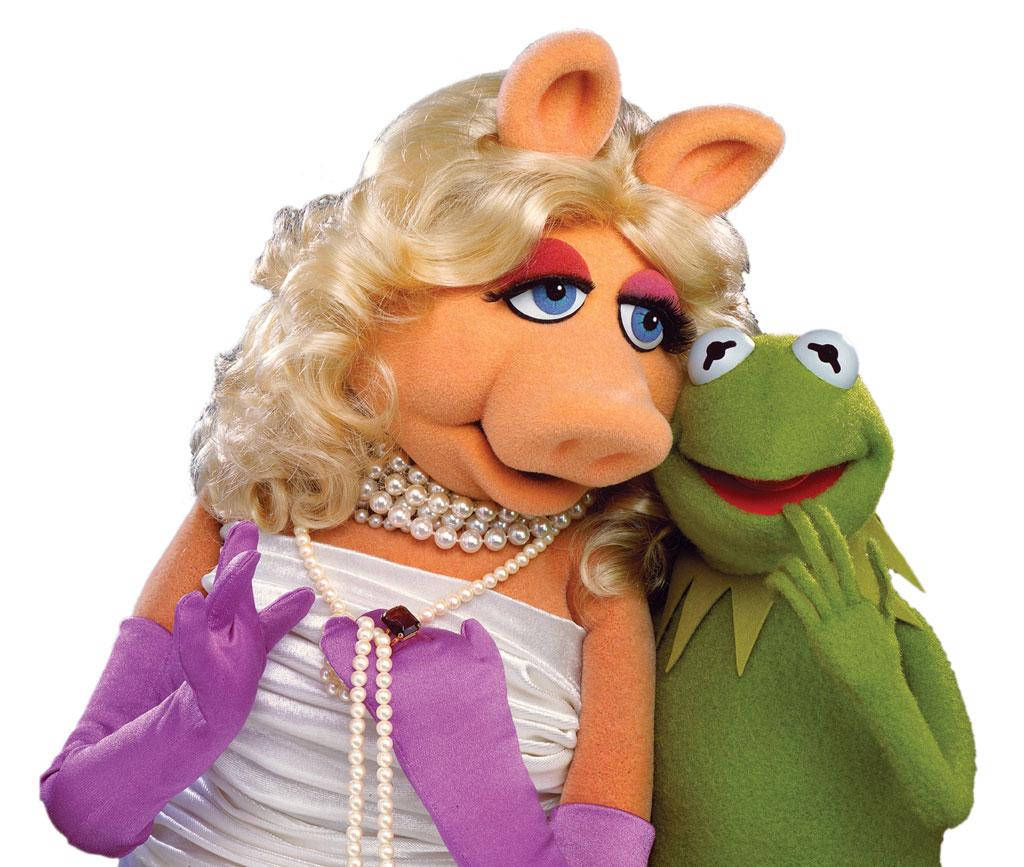 Miss Piggy 桌布 壁紙 — 豬小姐身穿白色連衣裙和紫色手套，與青蛙柯密特在純白色背景前擺姿勢。