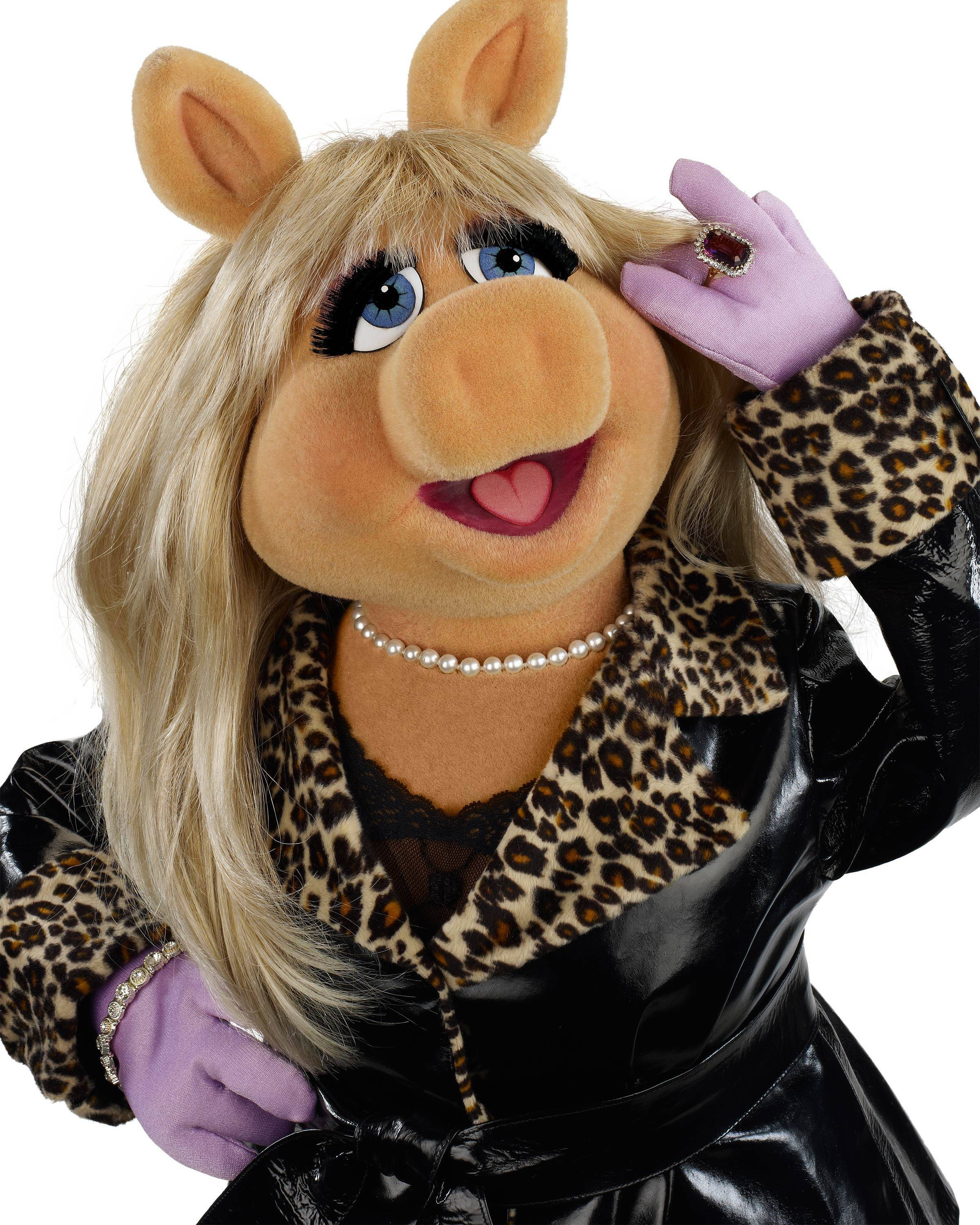 Miss Piggy 桌布 壁紙 — 豬小姐身穿華麗的豹紋外套和紫色手套，在白色背景前自信地擺姿勢。